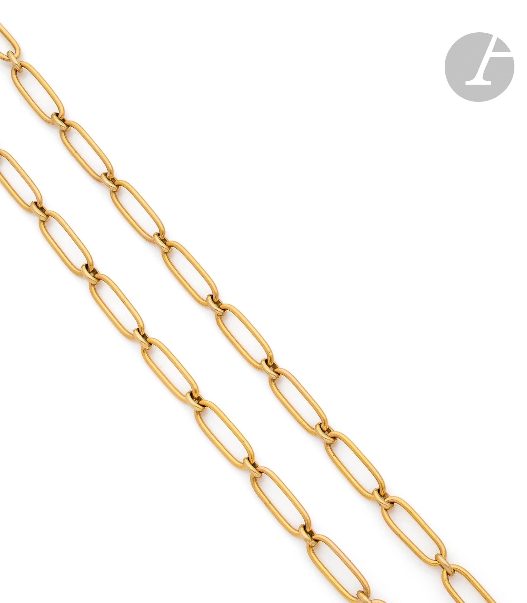 14K (585) gold watch chain, articulated with alternating large and small oval links. Late 19th century. Length: approx. 50cm. Weight: 32.2g
A late 19th century watch chain