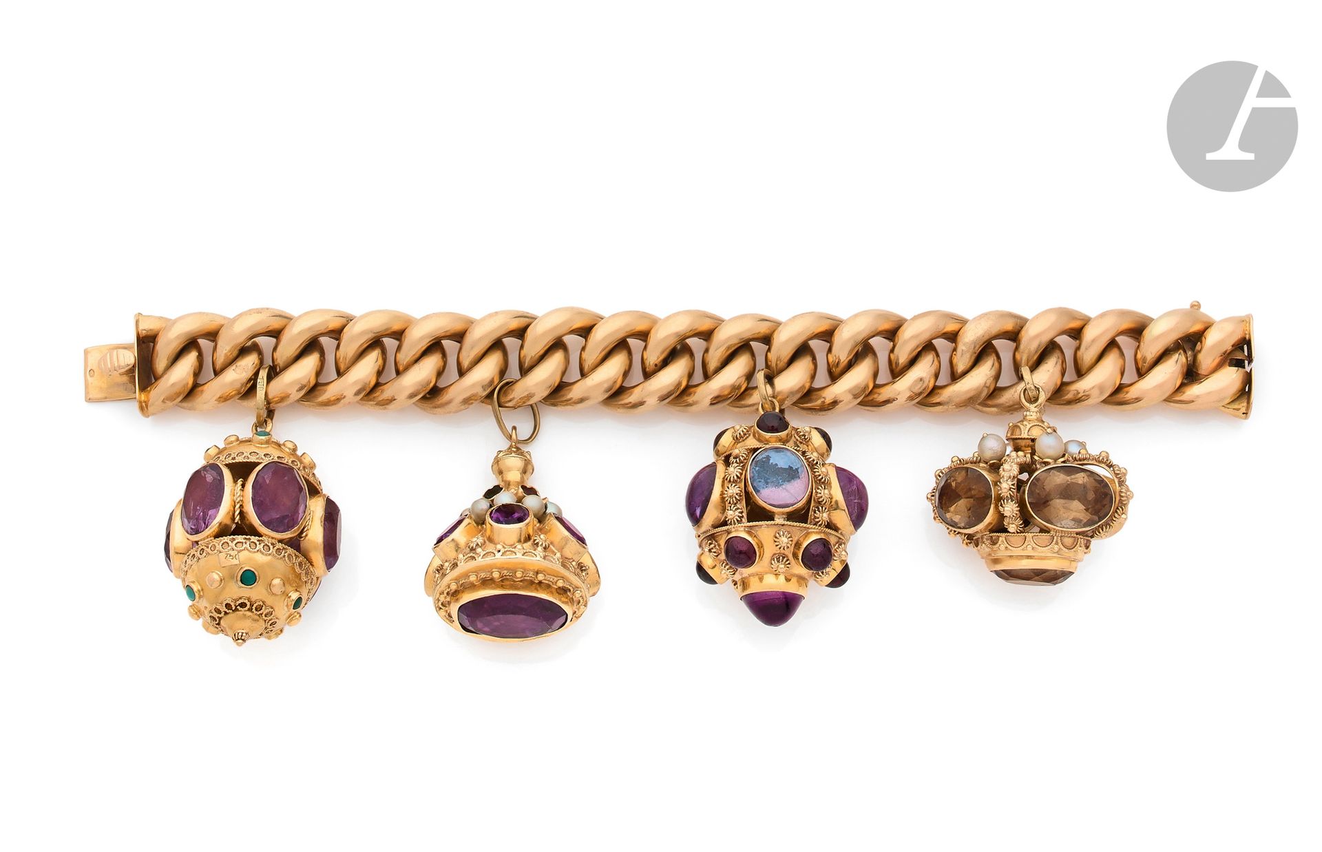 Large 18K (750) gold bracelet, holding as pendants 4 18K gold charms embellished with amethysts, small cultured pearls, citrines, cabochon turquoises, pink tourmalines and peridots. Probably Italian work from the 1960s. Length: approx. 19.5cm. Gross weight: 146.5g (chips, dents, loose stones).
A 1960 italian tassels bracelet