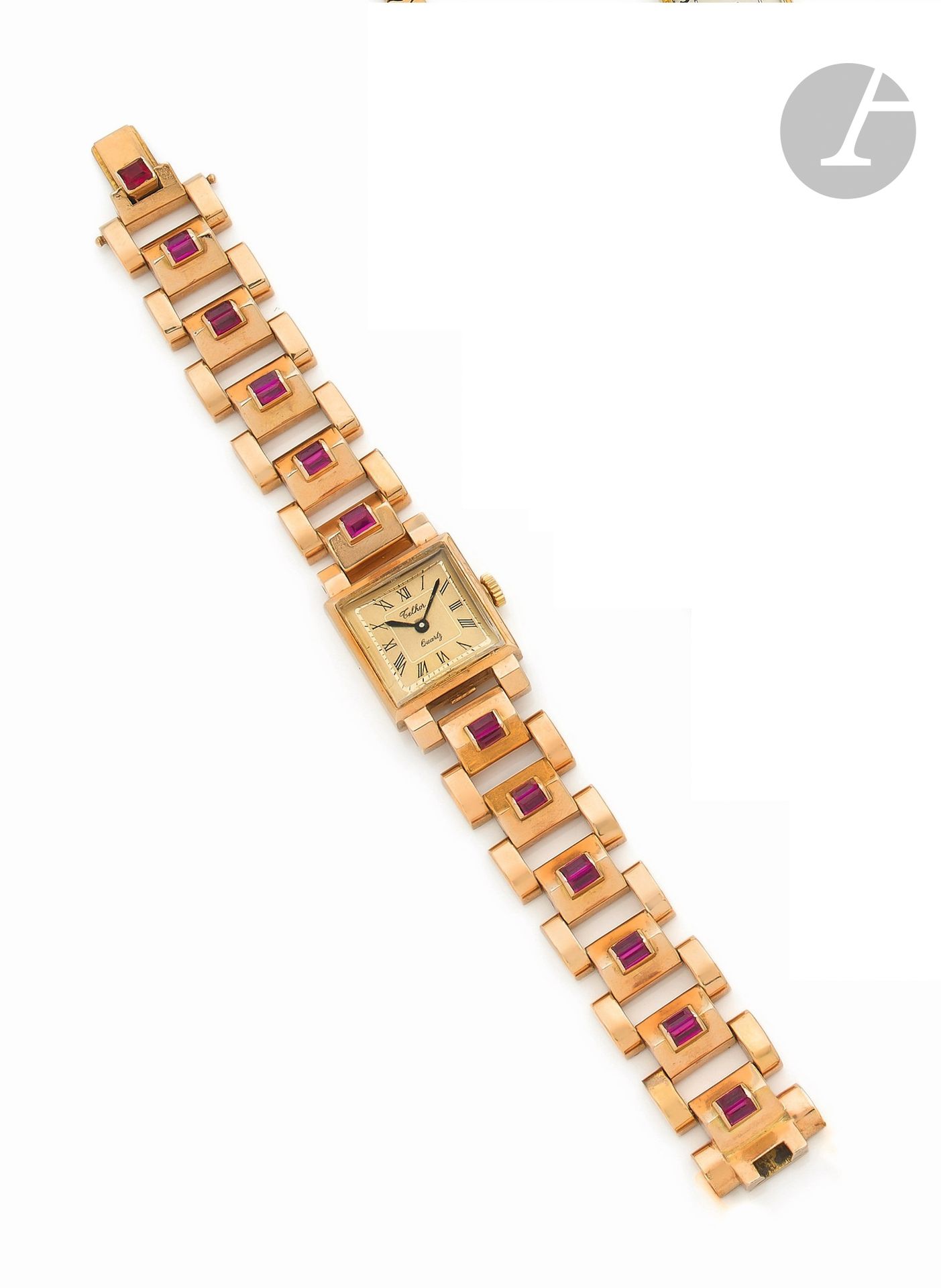 TELHOR
ANNÉES 40
Montre bracelet de dame en or rose 18K (750) et pierres rouges.
Boîtier: carré
Cadran: doré
Mouvement: quartz de remplacement
Bracelet: maillons or ornés de rubis synthétiques, boucle simple.
Cadran signé.
Diam.: 17mm 
Longueur: 15cm.
Poids brut: 56,21g 
Avec: un maillon supplémentaire.