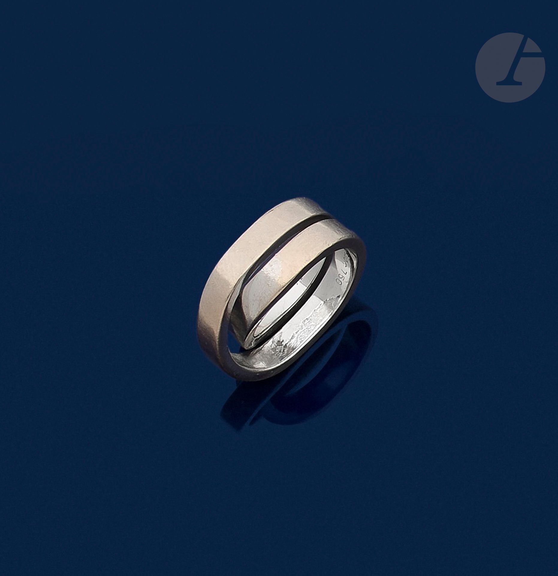CARTIER
Bague en or gris 18K (750), modèle Nouvelle Vague composée d’un anneau croisé. Signée, numérotée et datée 1999. Tour de doigt: 49/50. Poids: 14,8g
 A Cartier Nouvelle Vague ring