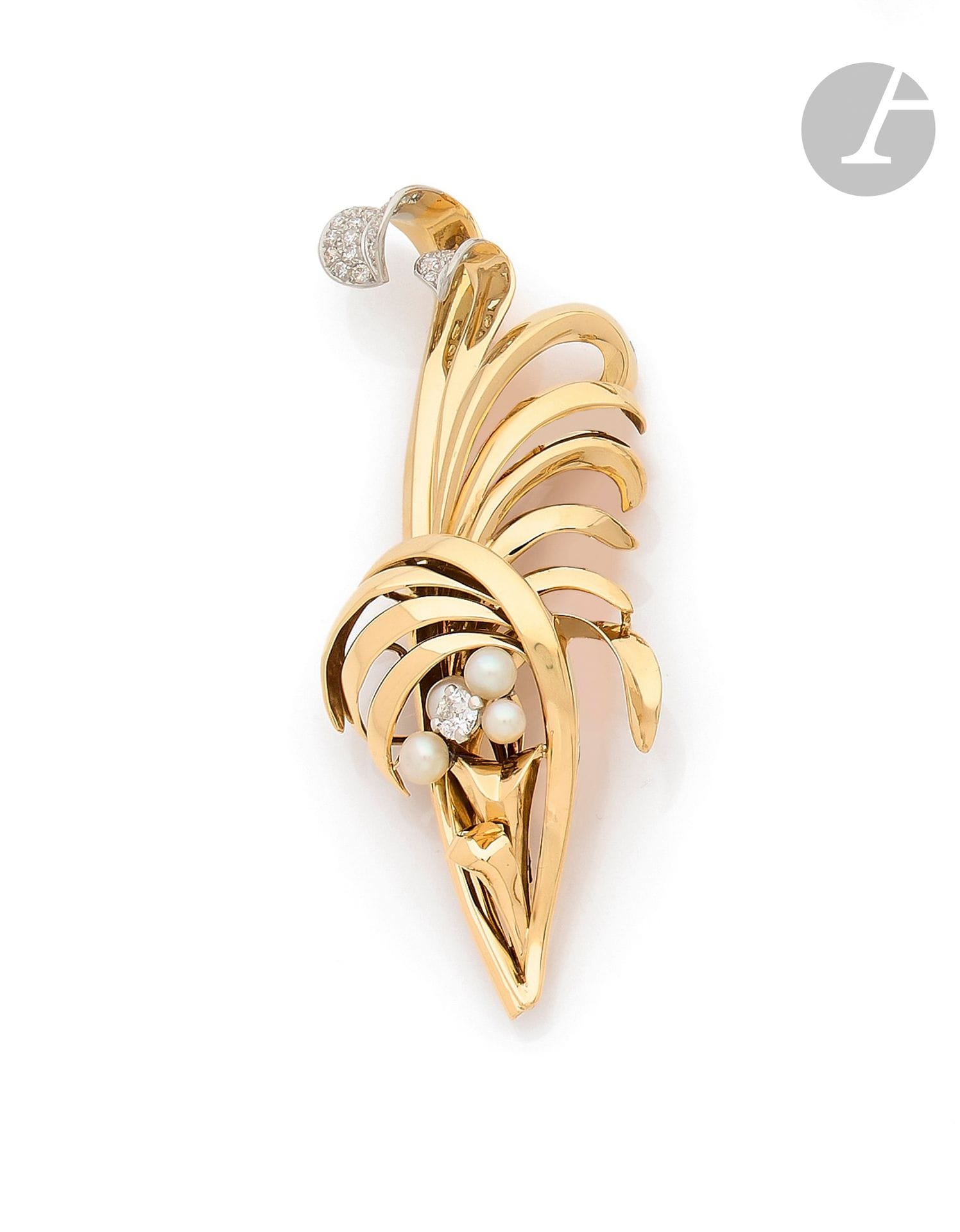 Grande broche-clip gerbe en or 18K (750), sertie de diamants ronds de taille ancienne et de perles de culture. Travail des années 1940. Hauteur: 8cm environ. Poids brut: 25,2g (manque)
 A 1940 diamonds and cultured pearls brooch