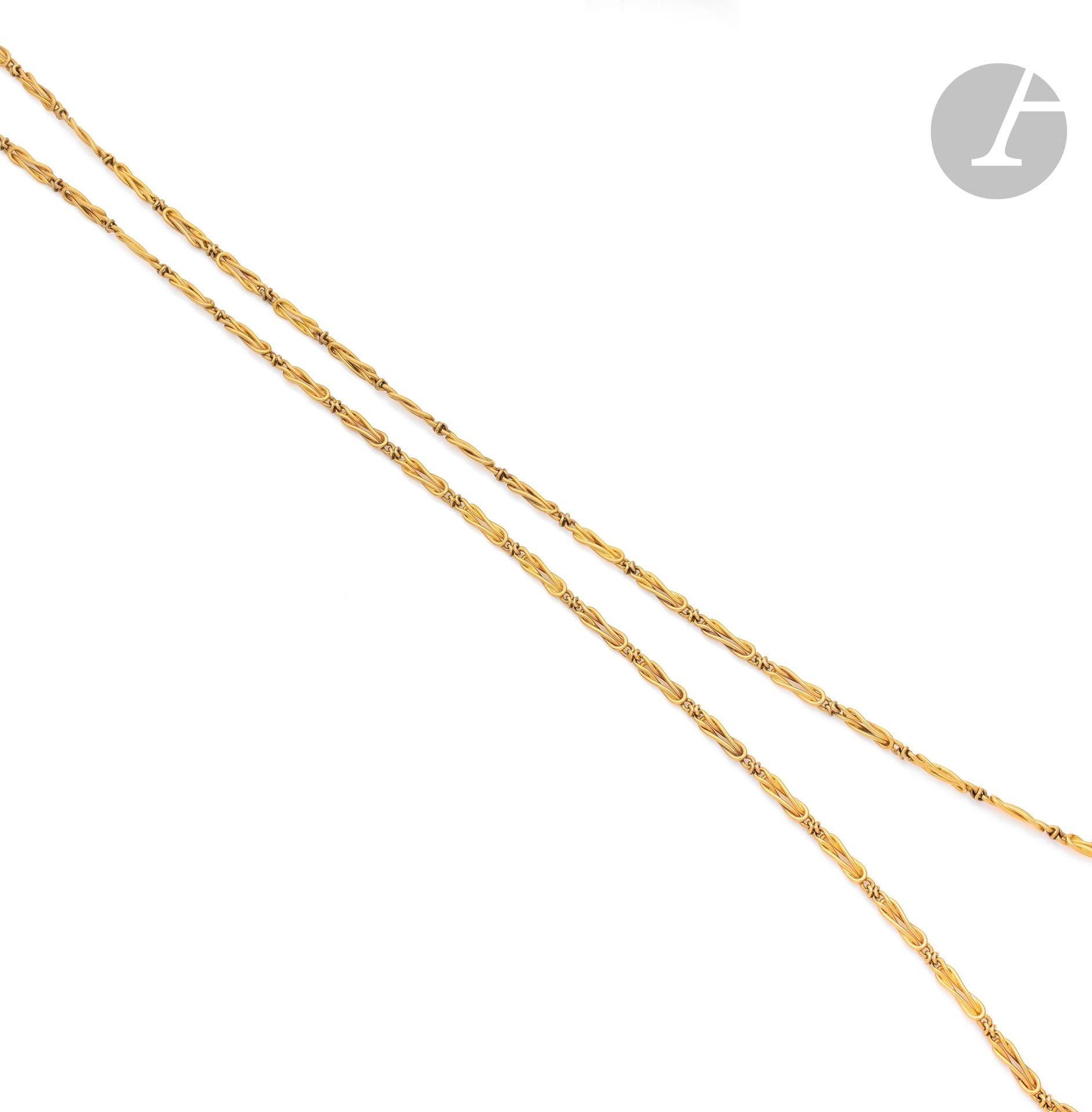 Chaîne de montre en or 18K (750), articulée de maillons en fils enchevêtrés. Travail français de la fin du XIXe siècle. Longueur: 150cm environ. Poids: 74,8g
 A late 19th  century french watch chain
