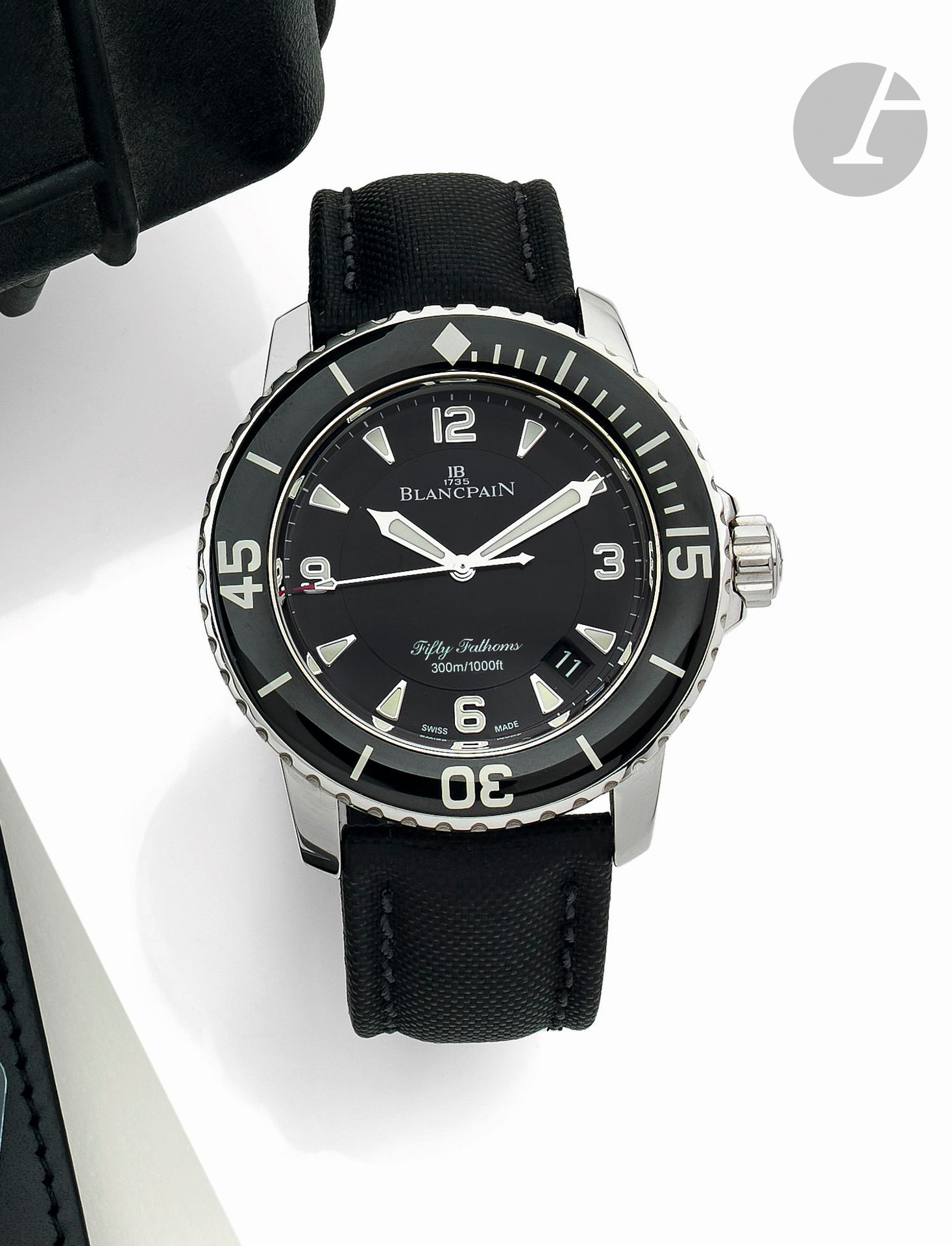 BLANCPAIN
FIFTY FATHOMS 300m. REF. 5015-1130-52.
VENDUE EN 2007
Montre bracelet de plongée en acier sur caoutchouc.
Boîtier: rond, anti-magnétique, couronne et fond vissés, gravé ‘Blancpain’ sur la carrure, lunette céramique tournante unidirectionnelle graduée pour les temps de compression, chiffres luminescents.
Cadran: noir, index chiffres arabes et épi, aiguilles lumineux, seconde centrale et guichet dateur. 
Mouvement: automatique.
Bracelet: toile de voile et caoutchouc, boucle ardillon en acier.
Cadran, boîtier et mouvement signés. 
Numérotée 10.
Diam.: 44mm 
Avec: écrin, certificat (achat Blancpain, rue de la Paix, Paris), mode d’emploi et facture d’achat.