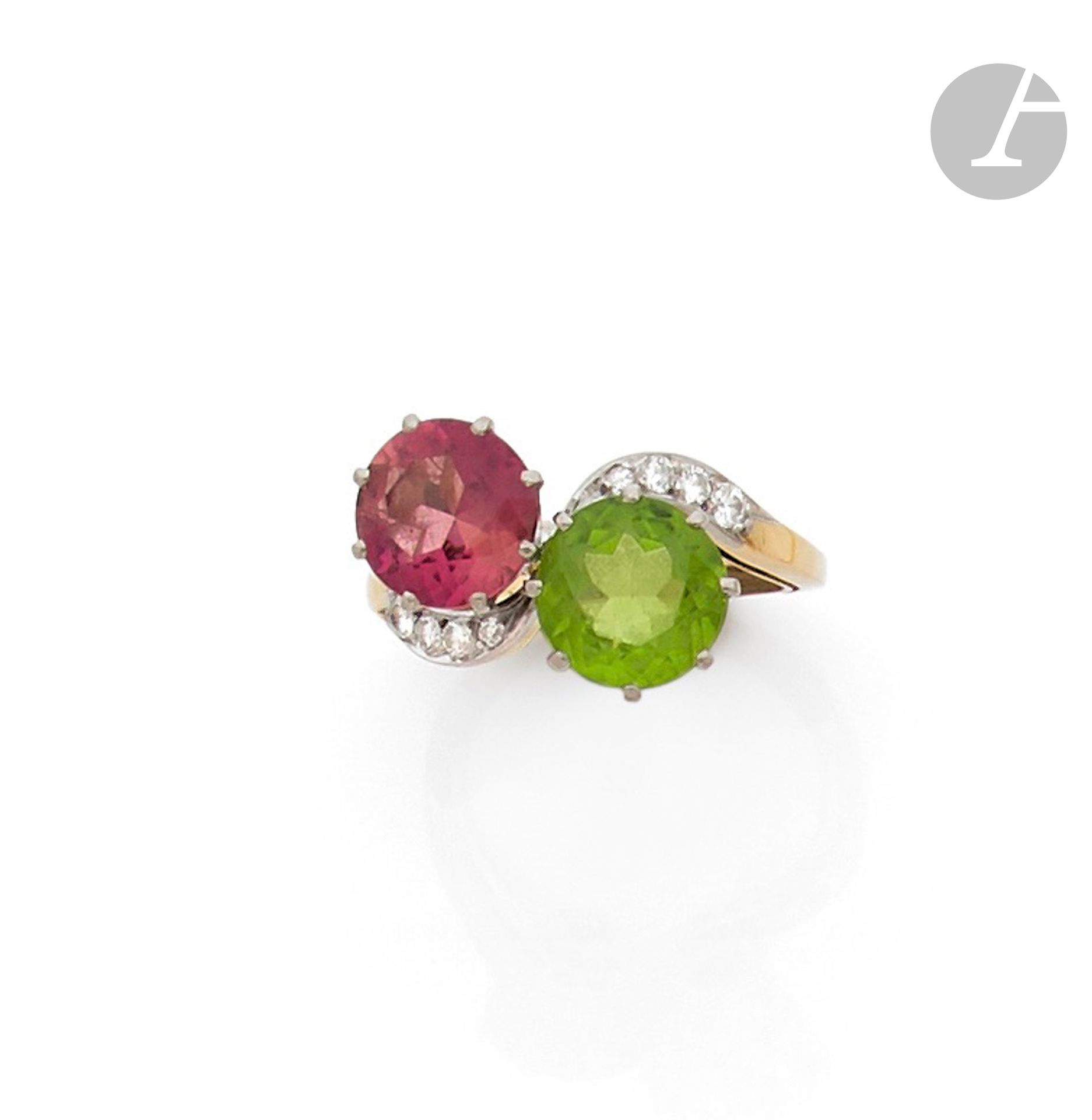 18K (750) gold cross ring, set with a pink tourmaline and a round peridot, the shoulder adorned with round brilliant-cut diamonds. Finger size: 57. Gross weight: 7.2g
A pink tourmaline, peridot and diamonds ring