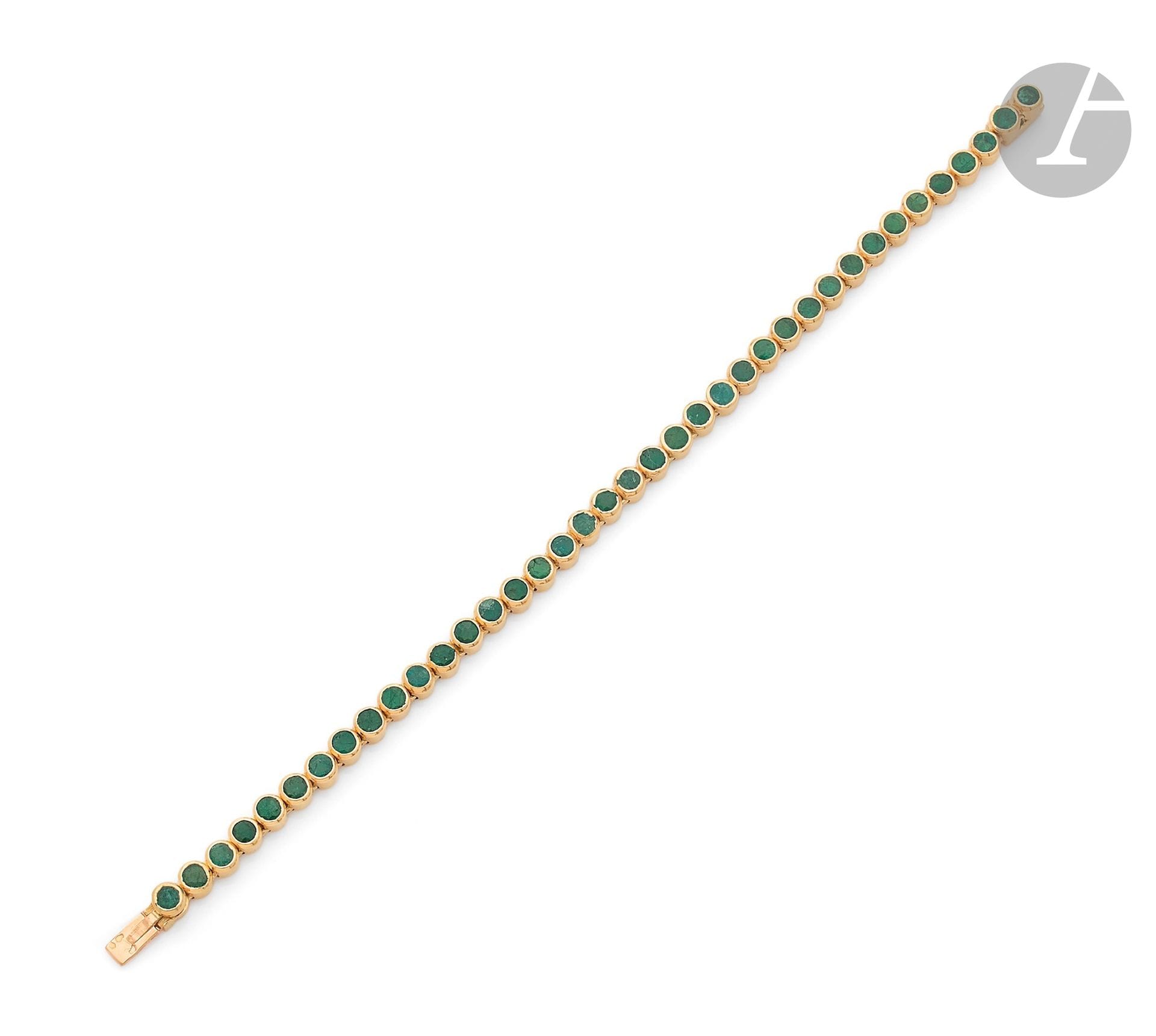RENÉ BOIVIN
Bracelet ligne en or 18K (750), entièrement serti d’émeraudes. Signé. Travail français. Longueur: 16,5cm environ. Poids brut: 16,4g (égrisures, chocs)
 A René Boivin emeralds bracelet
