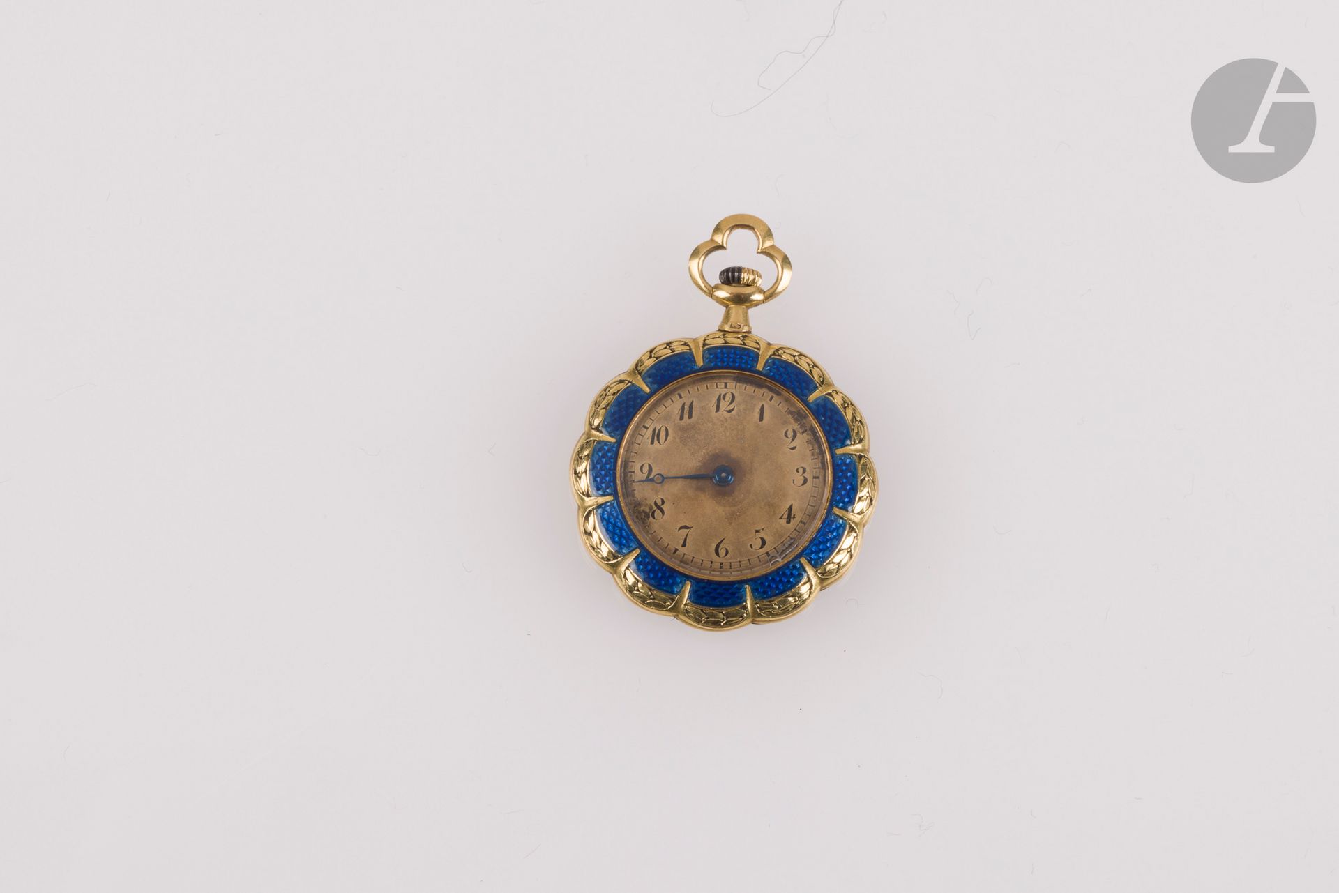 Montre de poche en or 18K (750) festonnée et gravée de feuillages, le pourtour et le revers émaillés. Travail français régional antérieur à 1919. 
Diam.: 2,9cm environ.
Poids brut: 22,4g