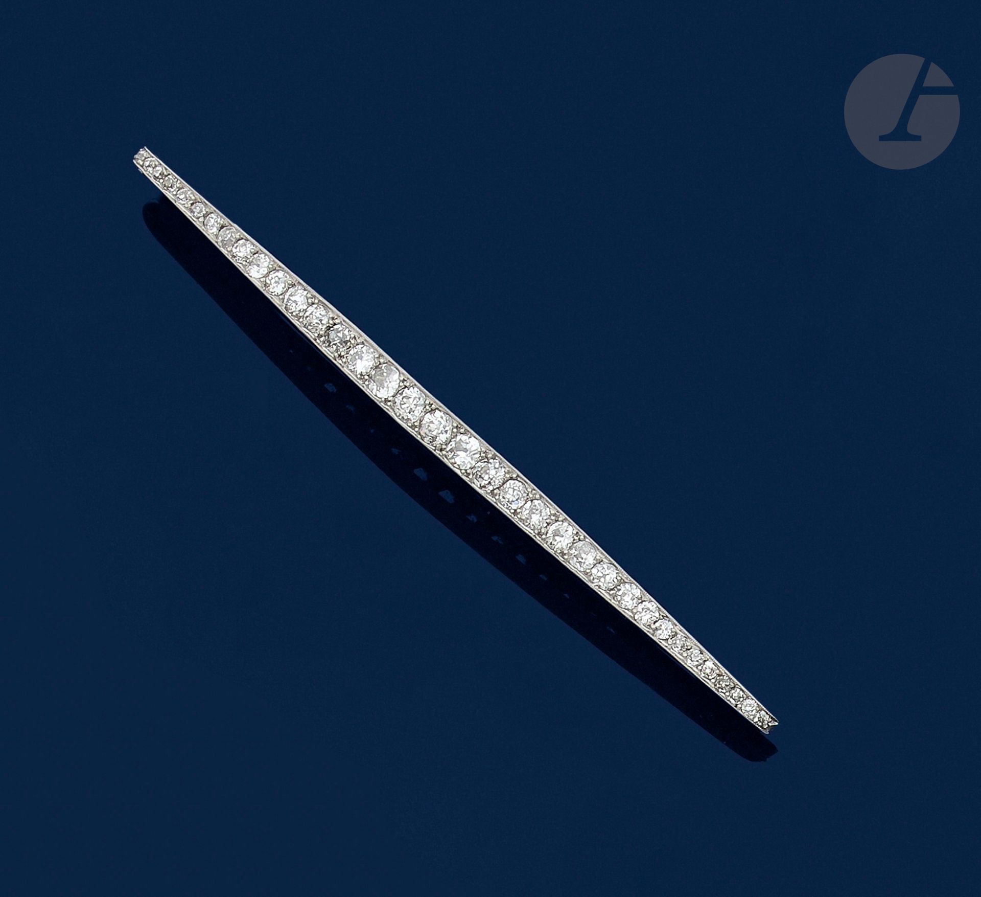 Barrette brooch in platinum and 18K (750) white gold, set with a line of round-cut diamonds. French work, circa 1925. Length: approx. 9.5cm. Gross weight: 8.2g (chips, bumps)
A 1925 french diamonds brooch