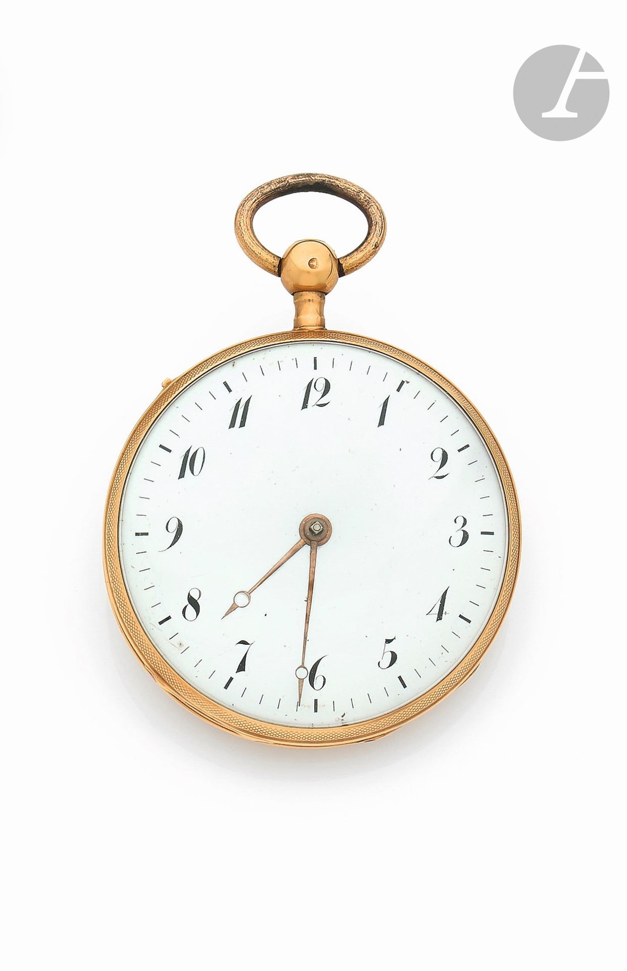 ANONYME
1822-1838
Montre de poche or rose 18K (750) à répétition. Travail français (poinçon sphinx, bureau de garantie des départements et tête de boeuf), poinçon de maître (CF as de pique).
Boîtier: lunette, carrure et revers guillochés, cuvette métal, verrou de blocage. Répétition à la demande au pendant.
Cadran: émail blanc, index et aiguilles ‘Breguet’
Mouvement: mouvement à coq.
Numérotée 61307 et 9133.
Diam.: 54mm 
Poids brut: 113,39g
En l’état (ne fonctionne pas, verre cassé)