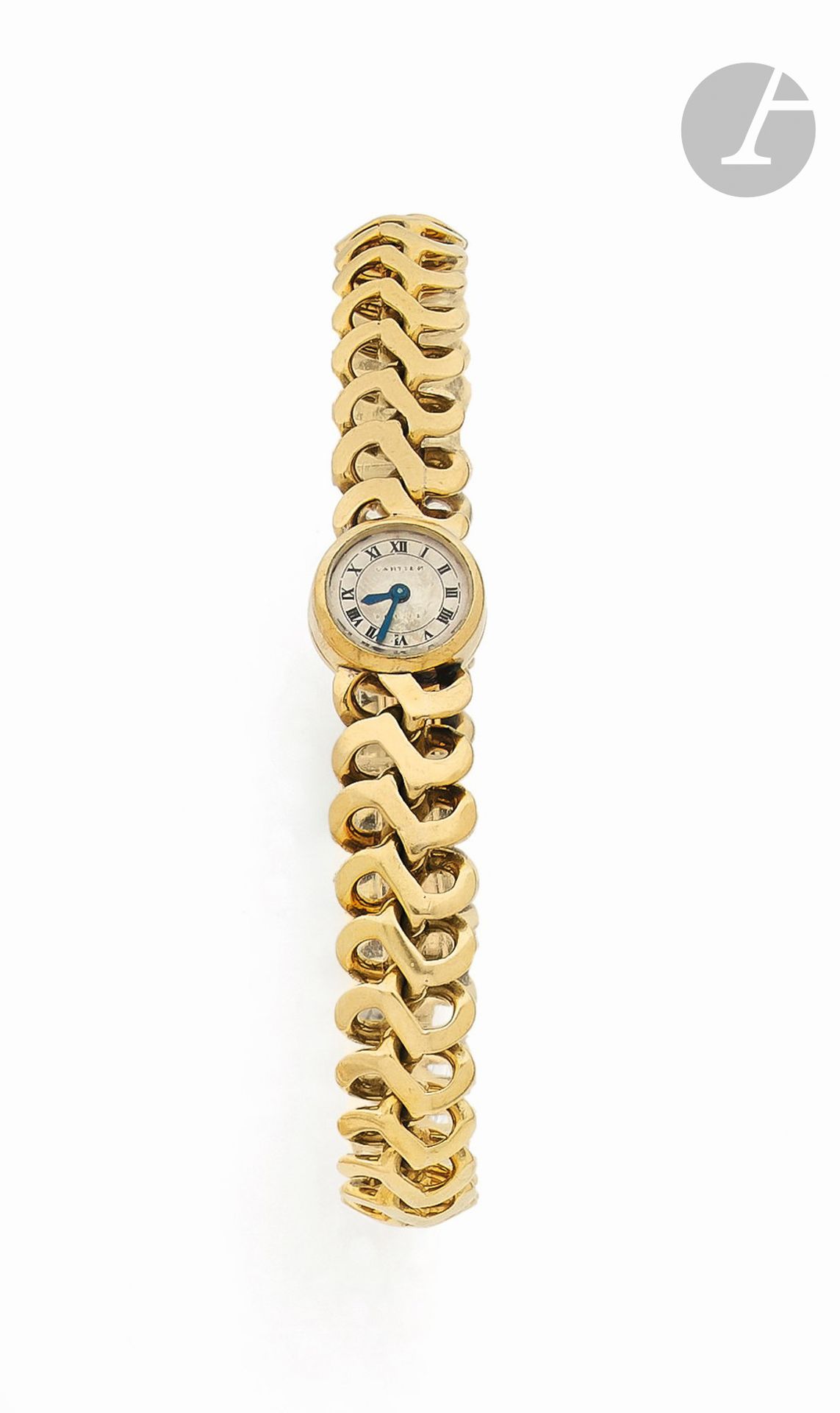 CARTIER
DUOPLAN
ANNÉES 40
Petite montre bracelet de dame en or jaune 18K (750).
Boîtier: rond, remontoir au dos manquant.
Cadran: argenté, index chiffres romains peints, aiguilles glaive en acier bleui, signé Cartier France (partiellement effacé).
Mouvement: mécanique, type duo plan, signé European Watch Co. 
Bracelet: intégré à maillons souples, motif d’entrelacs ajourés, boucle déployante fine, poinçons tête d’aigle, N°3197.
Numérotée 81116 et 121562 gravé à la pointe.
Diam.: 13mm 
Tour de poignet: 21cm.
Poids brut: 49,32g