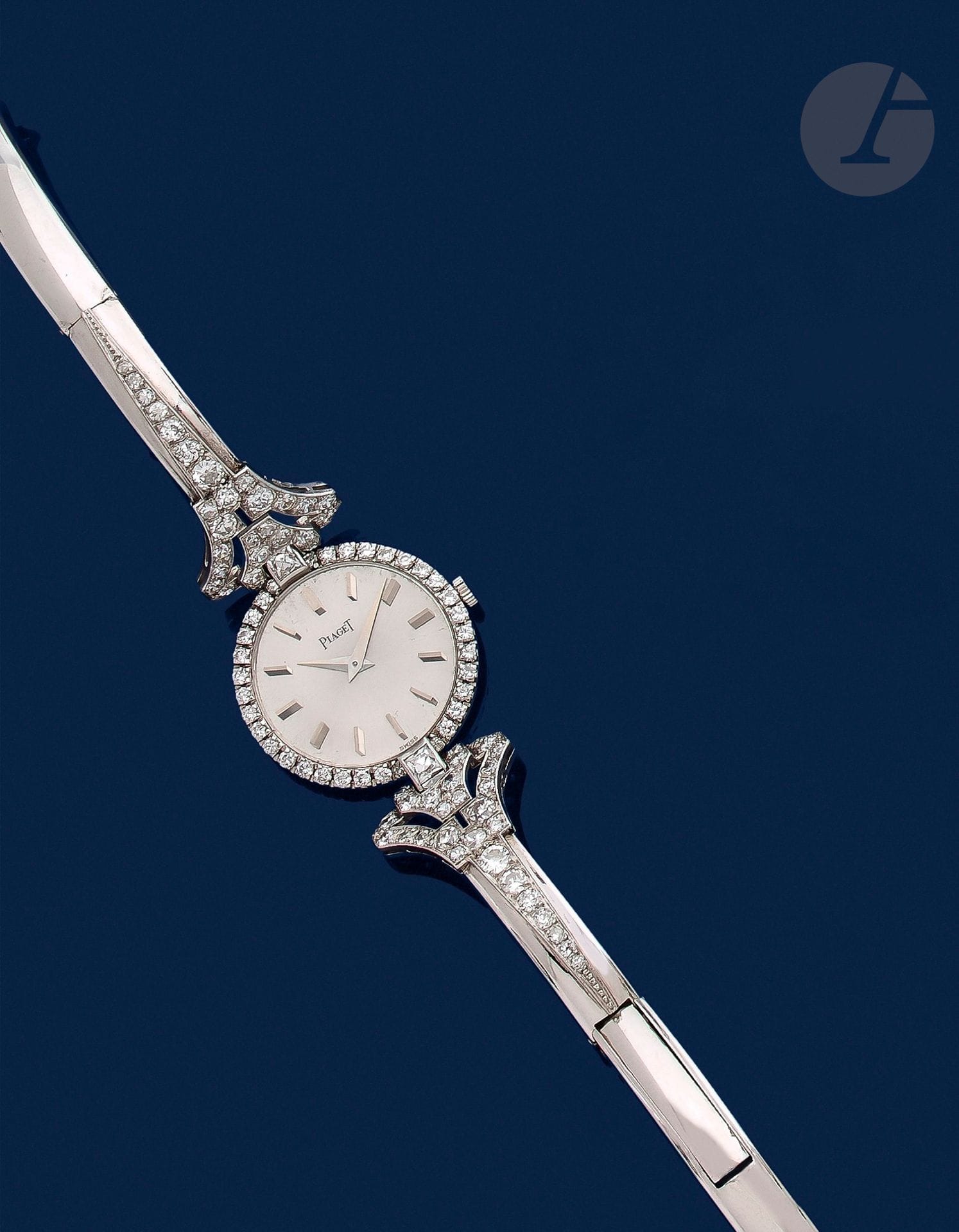 JEAN ÉTÉ & PIAGET
Montre de dame en or gris 18K (750), cadran rond agrémenté de diamants ronds 8/8, bracelet articulé en or gris 18K, les anses serties de diamants de taille ancienne. Cadran signé, fond signé et numéroté. Travail français. Conservée dans son écrin. Longueur: 15,5cm environ. Poids brut: 26,3g
 A Jean Eté and Piaget watch