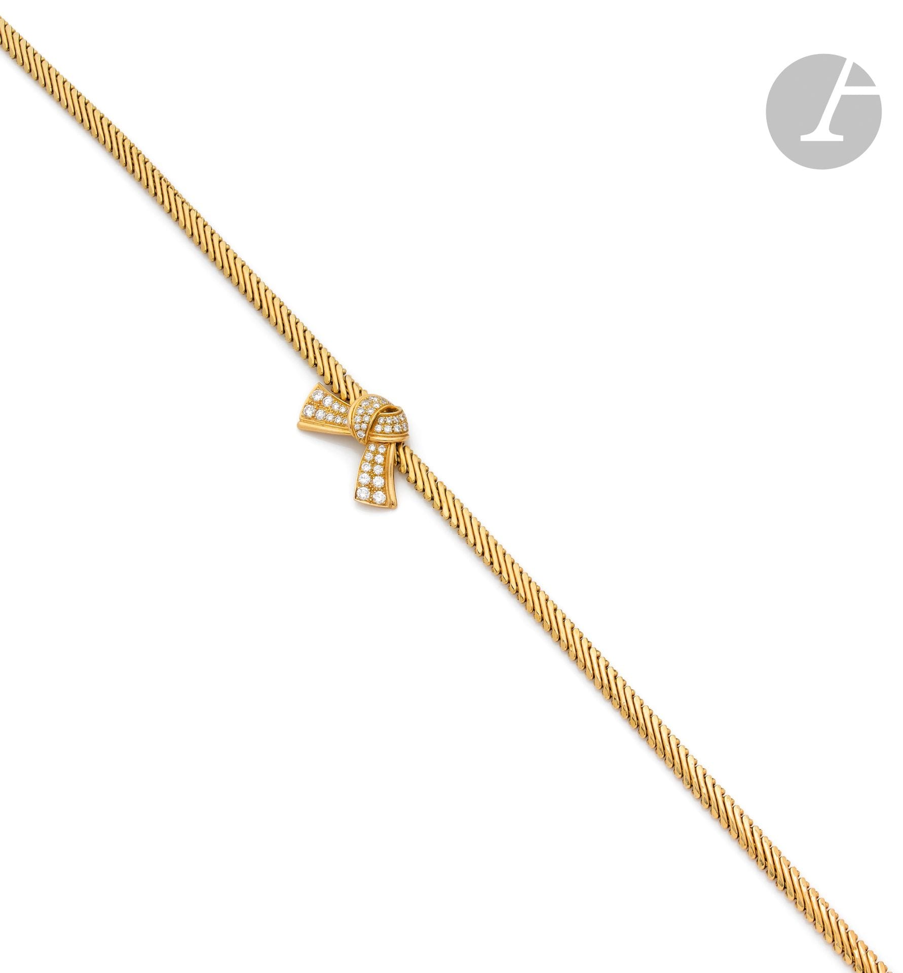 Collier en or 18K (750), orné d’un motif noué pavé de diamants ronds de taille brillant. Longueur: 39cm environ. Poids brut: 33,3g
 A diamonds necklace