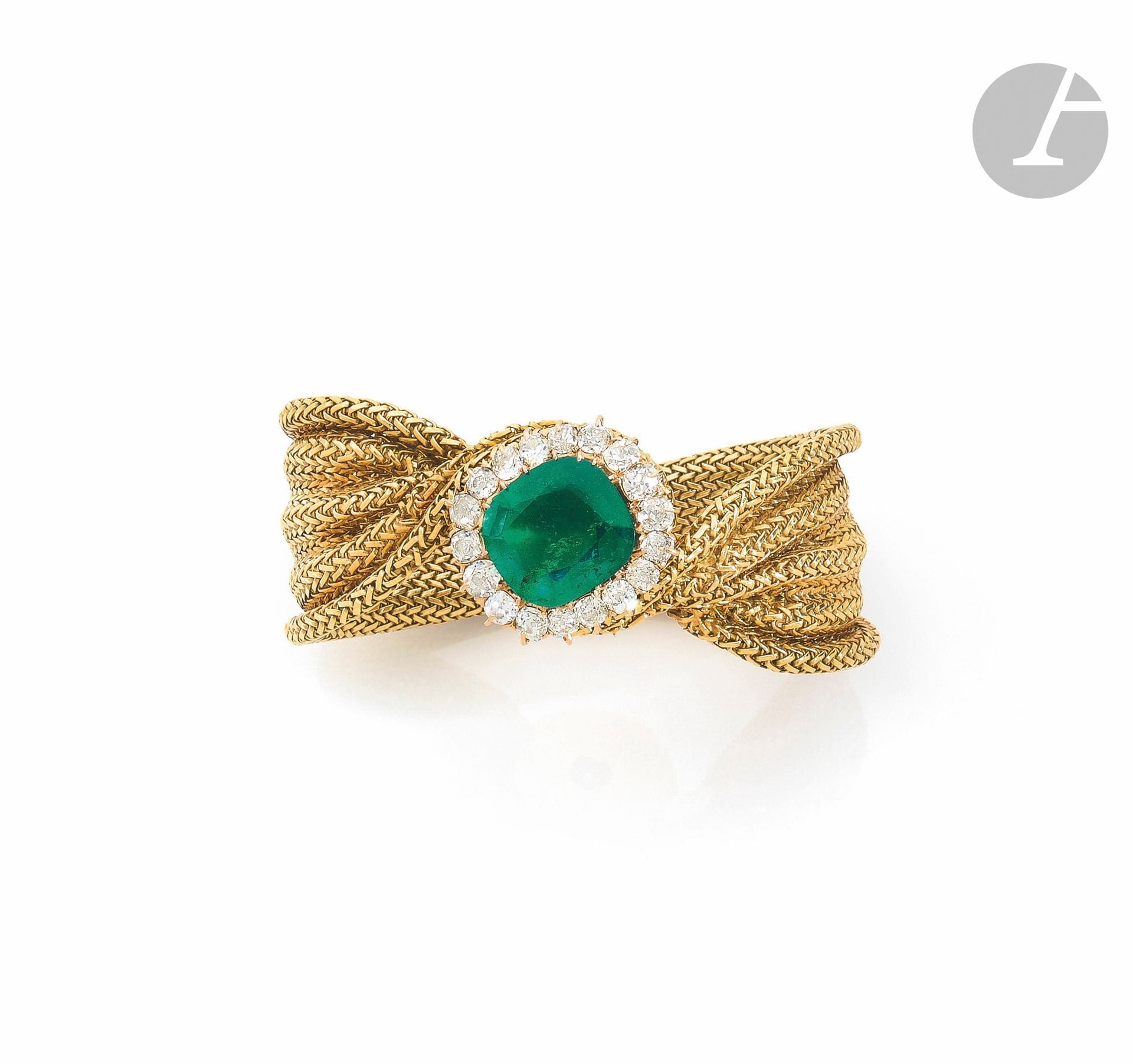 Bracelet ruban souple en or 18K (750), orné d’une émeraude de forme coussin pesant 11,39 cts entourée de diamants ronds de taille ancienne. Travail français des années 1950. Conservé dans son écrin. Longueur: 17cm environ. Dimensions de la pierre: 16,62x14,60x7,30 mm. Poids brut: 79,3g
L’émeraude accompagnée d’un rapport SSEF (2024) attestant: origine Colombie, présence mineure d’huile
 A 11.39 cts Colombian (minor oil) and diamonds bracelet