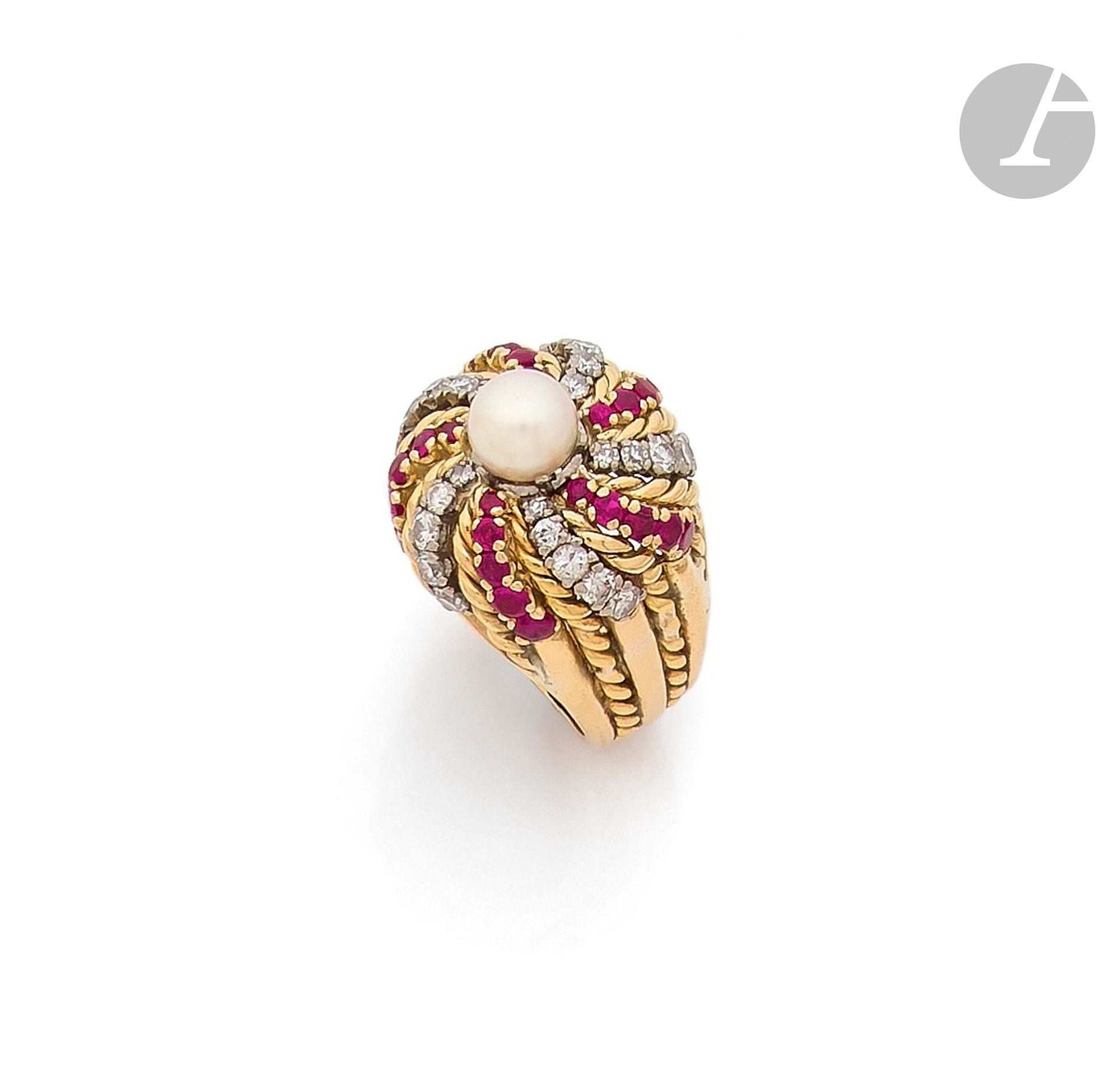 18K (750) gold wire turban ring, set with a cultured pearl within a vortex of rubies and round brilliant-cut and old-cut diamonds. Work of the 1950s. Finger circumference: 55. Gross weight: 19.1g (chips, bumps, traces of cutting)
A 1950 rubies, diamonds and cultured pearls ring