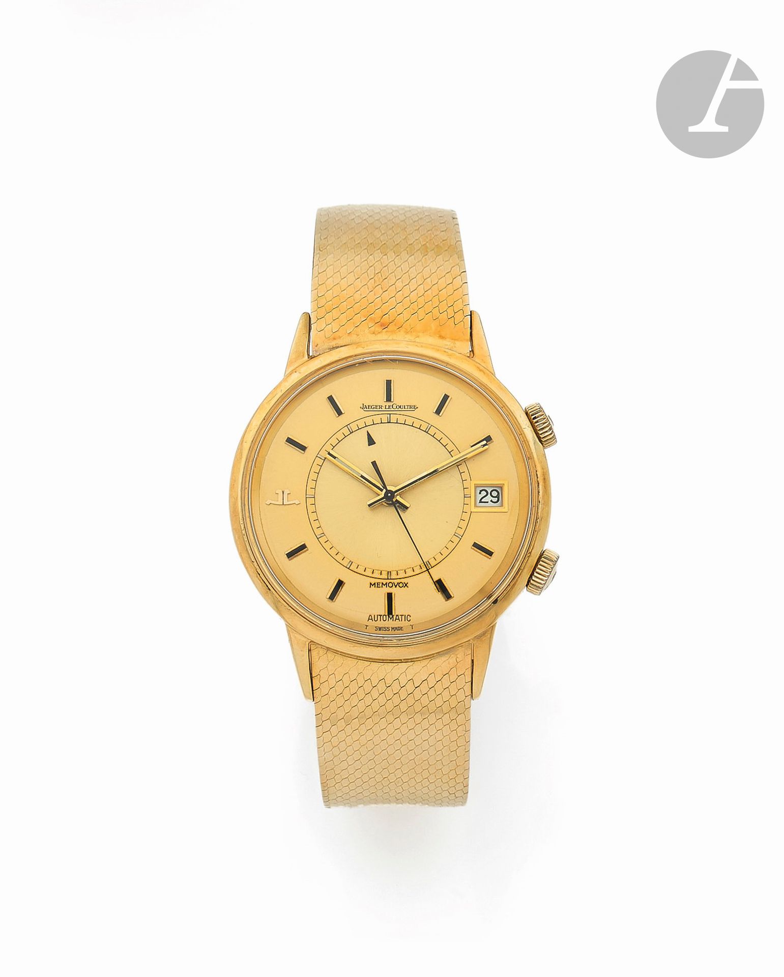JAEGER LECOULTRE
MEMOVOX
ANNÉES 70
Montre bracelet en or jaune 18K (750) avec alarme.
Boîtier: rond, fond vissé, deux couronnes.
Cadran: doré, index et sigle JL à 9h appliqués, disque centrale tournant pour le réglage de l’alarme, guichet dateur à 3h et seconde centrale.
Mouvement: automatique, cal. 916, N°2’113’706.
Bracelet: or jaune 18K (750) satiné, boucle déployante invisible en or, poinçon de maître Gay Frères.
Cadran, boîtier et mouvement signés. 
Diam.: 37mm 
Poids brut: 124,11g
Avec: un maillon supplémentaire
