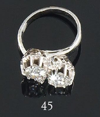 Bague "Toi & Moi" en or gris, sertie de deux diamants ronds principaux de taille ancienne entre deux petits diamants. Tour de doigt : 53. Poids brut : 5 g.