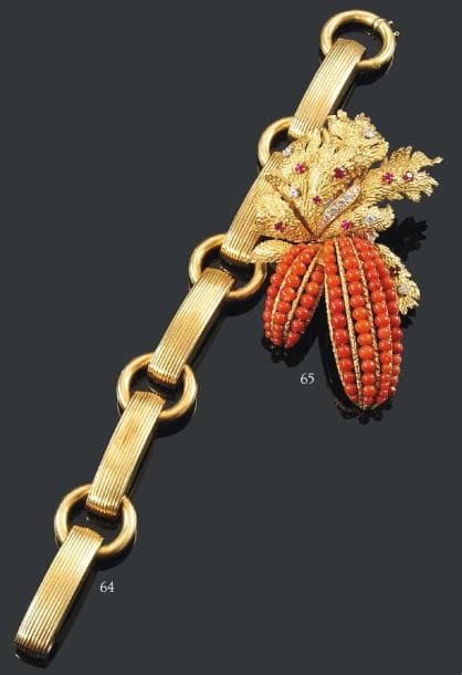 Bracelet articulé en or jaune, les maillons ronds ajourés alternés de motifs rectangulaires gravés de filets. (Un motif légèrement enfoncé). Longueur : 19,5 c.m Poids : 49 g.