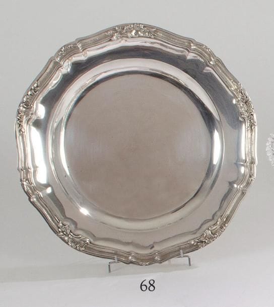 Deux plats ronds dont un creux, en argent, le marli à bord contours décoré d?agrafes de feuillages sur fond amati. Diamètre : 32,5 cm et 33 cm. Poids : 930 g et 940 g.