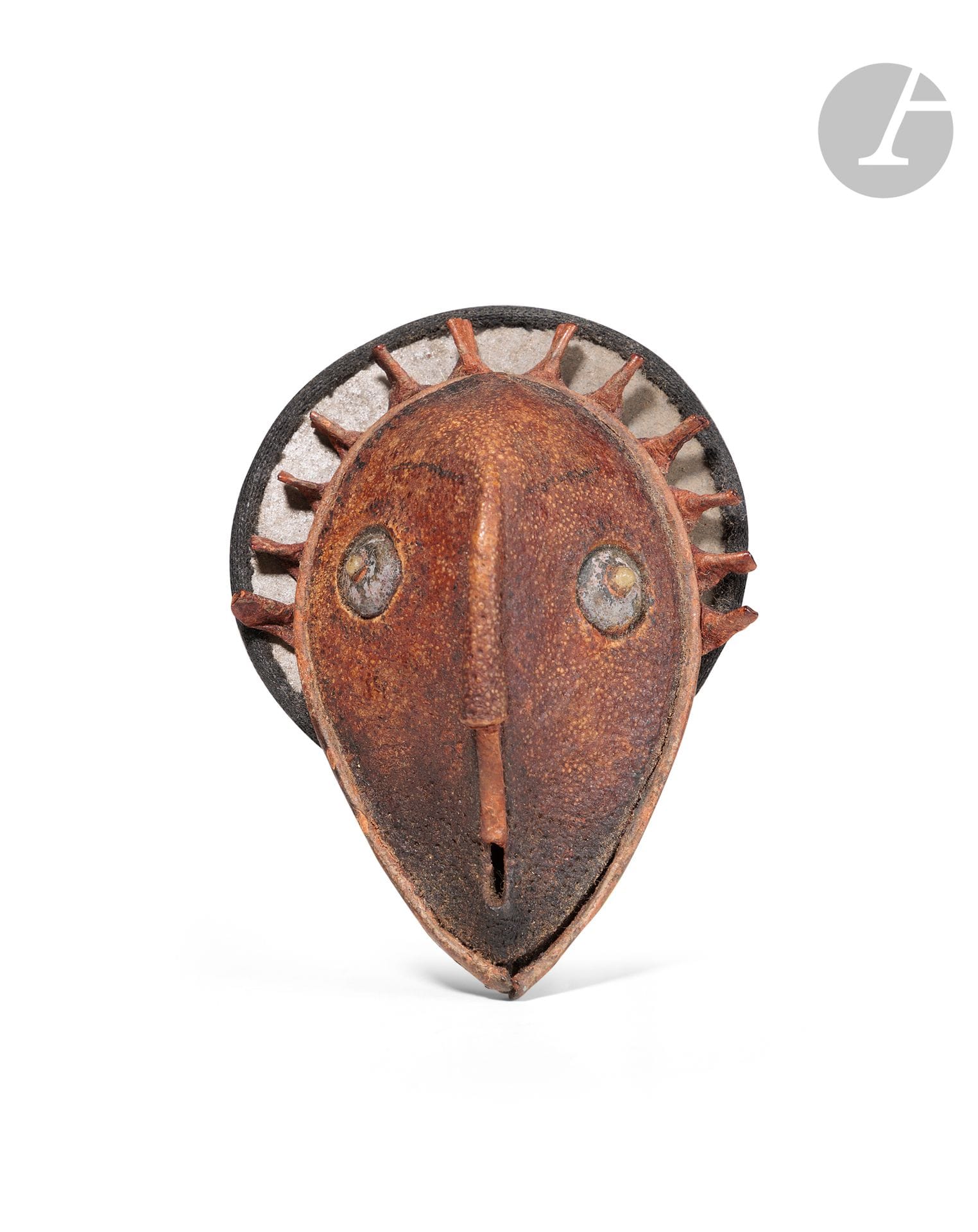 Marie VASSILIEFF (1884-1957)
Masque africain, 1953
Sculpture en cuir et écorce formant une broche.
Signée et datée au dos.
7 x 5 x 2,5 cm

Provenance : 
- Ruth A. Wall (1917-2009), artiste américaine ayant appartenu au mouvement de l'art abstrait expressionniste américain vers 1950-70. Acquis auprès de l'artiste.
- Claire P. Carlevaro, Art exchange Gallery, San Francisco. Offert par l'artiste américaine lors de la publication de son livre Love of the stone, The story of Ruth Wall.
- Collection particulière franco-américaine. Acquis auprès de la précédente.

Nous remercions Monsieur Claude Bernes d'avoir confirmé l'authenticité de cette oeuvre.