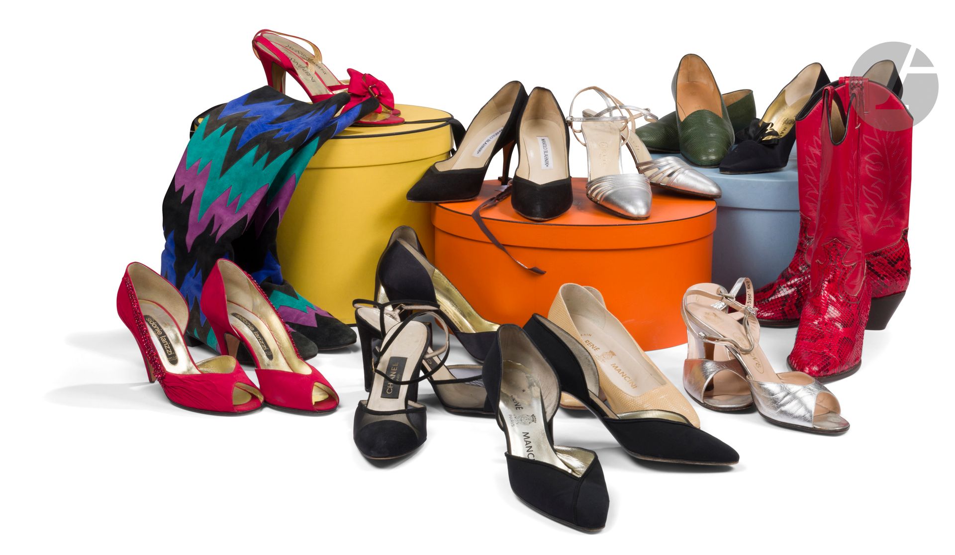 Lot de 13 paires de souliers dont 1 paire d'escarpins CHANEL, 1 Yves SAINT LAURENT, 1 Manolo BLAHNIK, René MANCINI, 1 paire de santiags CAREL. (traces d'usage, en l'état)