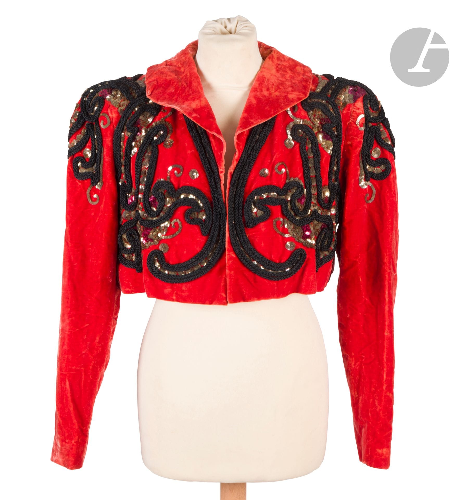 LANVIN Haute couture Hiver 1945-1946
Boléro en velours de soie orange, broderies de paillettes or et framboise, application de galon noir. Doublure en soie safran, griffe blanche à l'encolure intérieure dos numérotée et tissée ''HIVER 1945-1946 / LANVIN / PARIS UNIS FRANCE / 15 7''
(usures et manques au velours, pertes de dorure aux paillettes, en l'état)