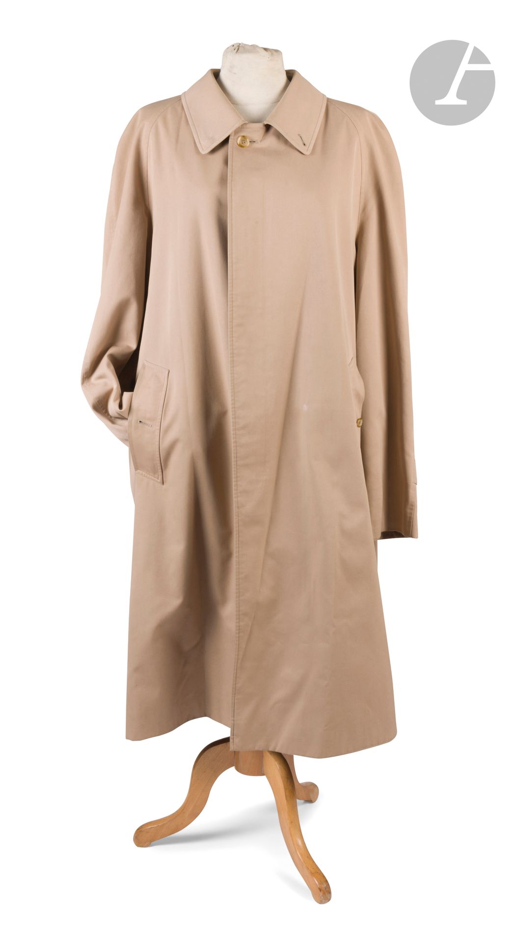 BURBERRYS'
Trench pour homme en gabardine beige, T.52 environ
