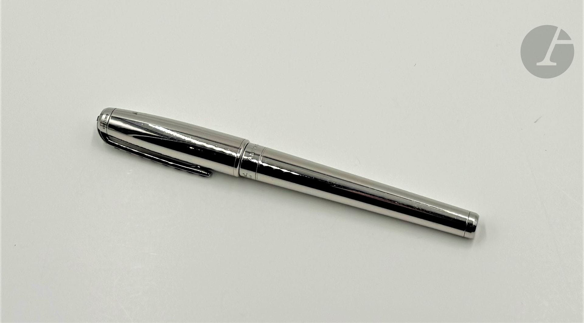 DUPONT
Abstraction(s) 
Stylo plume en métal argenté, la plume en or 18K (750), le clip du capuchon réhaussé de 11 pierres noires. Série limitée à 1 000 exemplaires. Numéroté 107. Longueur : 14,3 cm