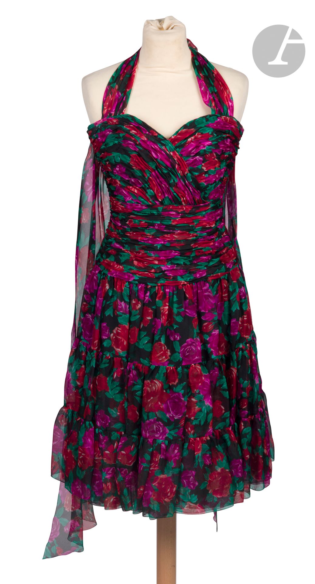 Jean-Louis SCHERRER Haute Couture
Robe en organza noir à décor de roses rouges et roses, plissé à la taille et volant dans le bas, griffe numérotée, T.34-36 environ