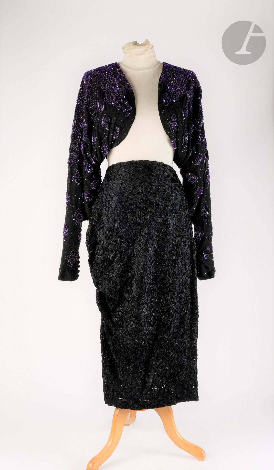 Guy LAROCHE Haute Couture
Deux pièces : boléro en crêpe noir brodé de perles et paillettes violettes, jupe asymétrique en tulle noir et broderie au ruban, T.36 environ