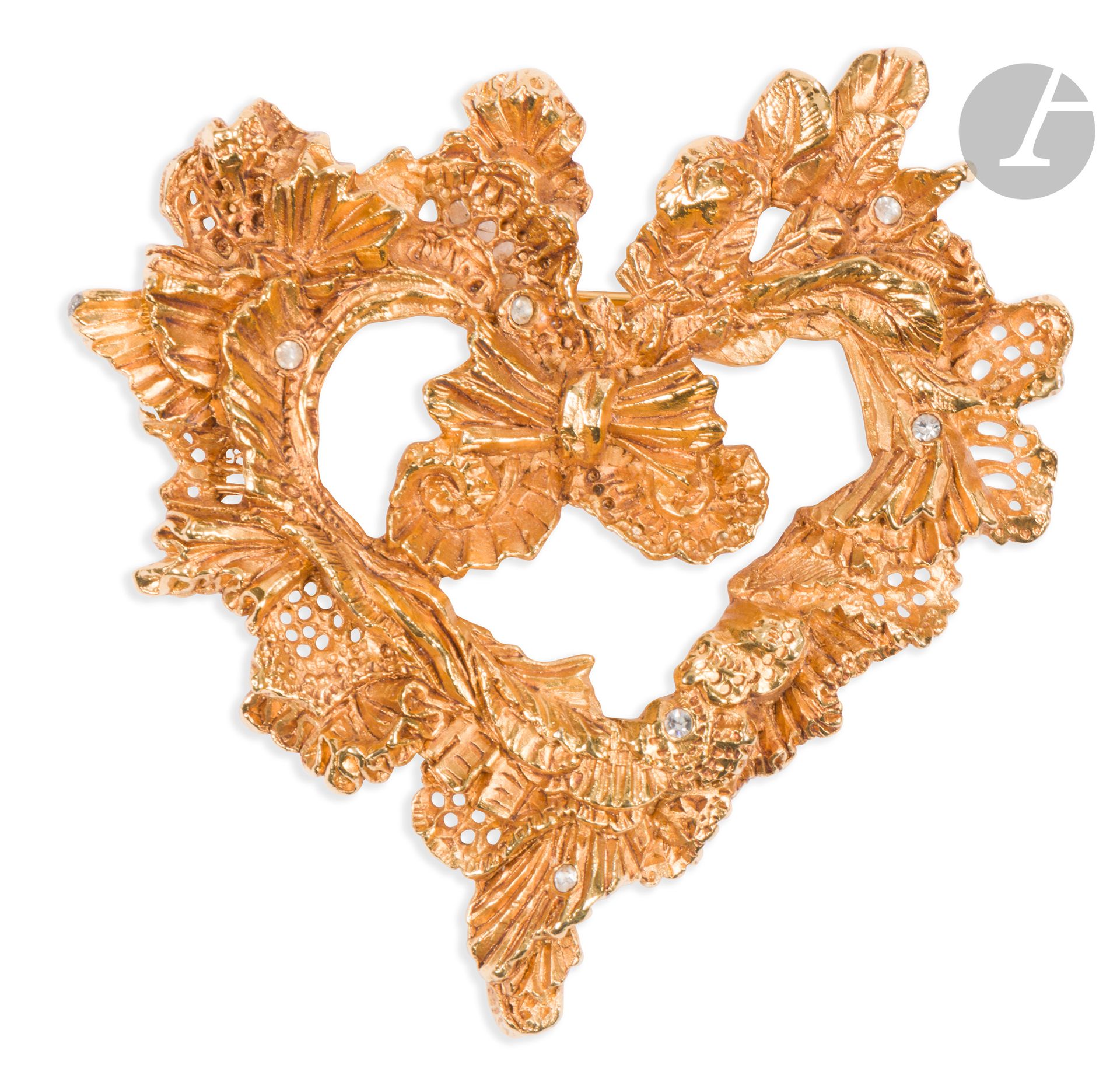 Christian LACROIX
Broche coeur Noël 95 en métal doré et strass. Signée. 7 x 7 cm