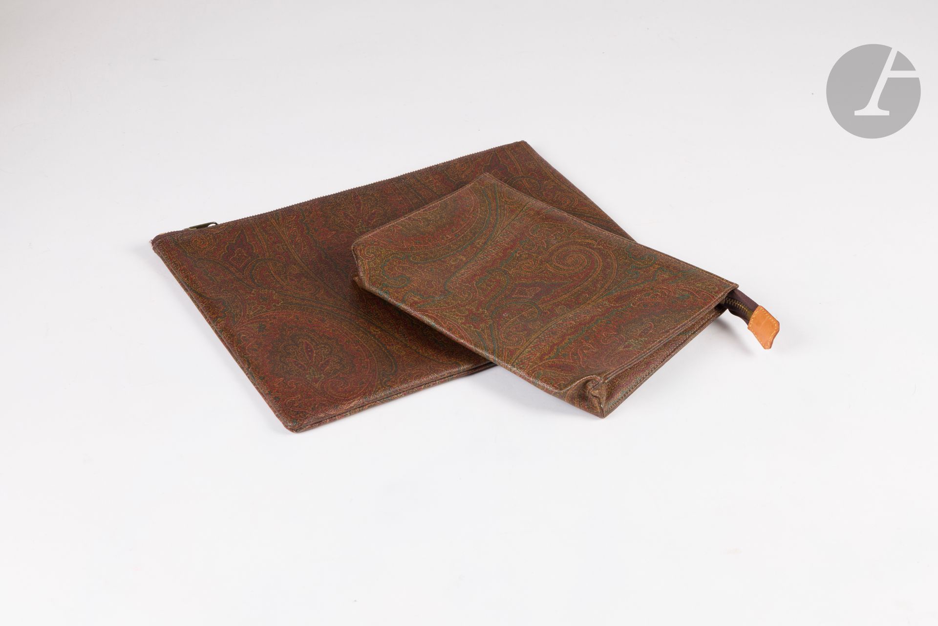 ETRO
Deux pochettes en toile enduite à motifs cachemire dans les tons bruns, 34 x 24 cm et 24 x 18 cm