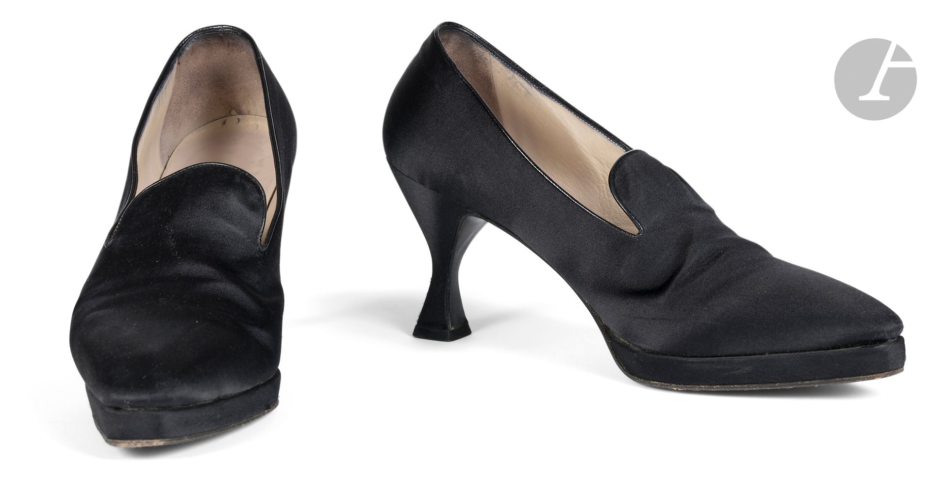 Christian DIOR Boutique
Paire d'escarpins en satin noir à petite plateforme, T.37,5 indiquée (quelques traces d usage)