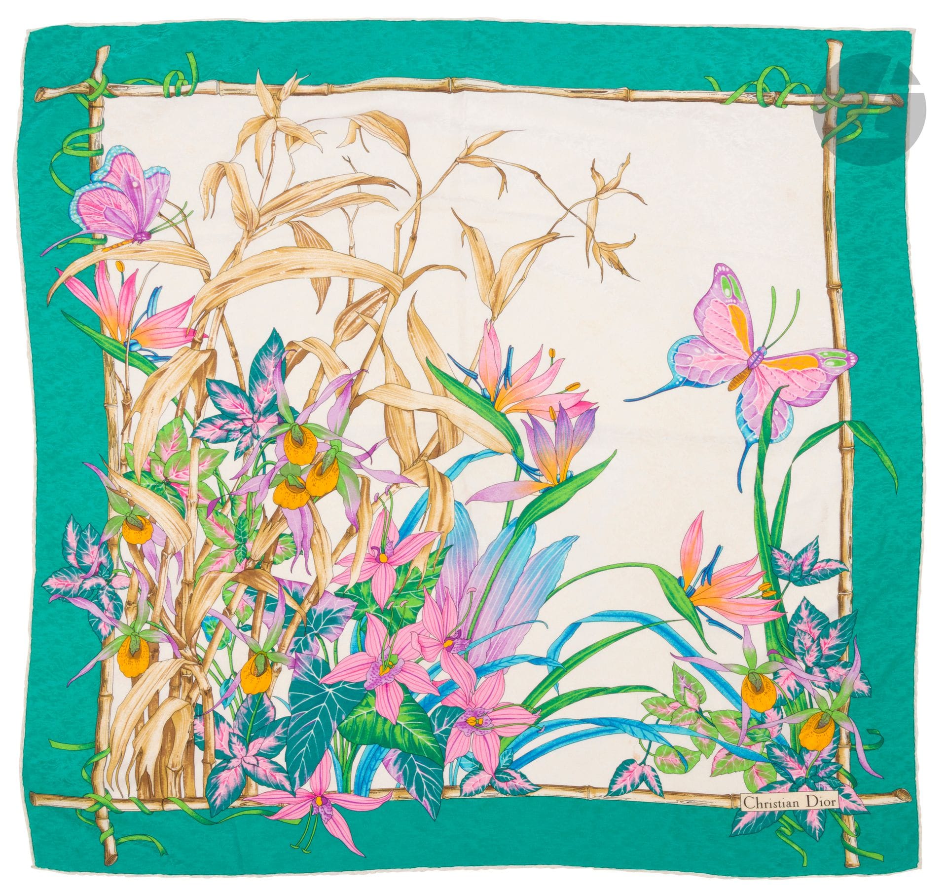 Lot de 4 foulards en soie : un Christian DIOR damassé à décor de fleurs et papillons, 90 x 87 cm (taches), un Enrico COVERI dans les tons ocres et orangés décor léopard, on y joint deux foulards en twill de soie non griffés dans les tons bleus, kaki et blancs (taches)