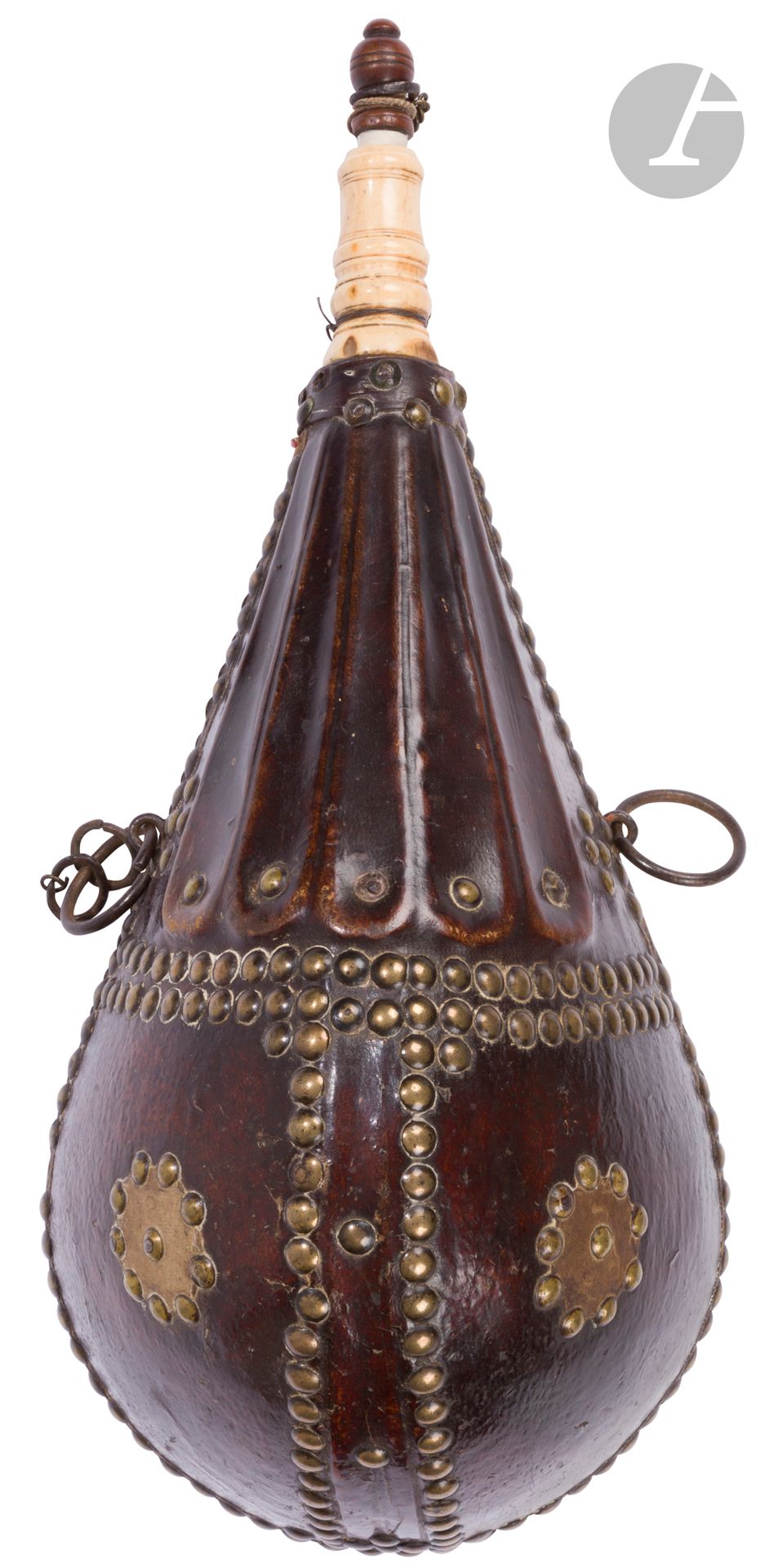 Grande poire à poudre en bois.
À deux anneaux de suspente, recouverte de cuir, à décor clouté et rosaces en laiton. Bec en bois de cerf. Bouchon en bois. 
39 x 17,5 cm
B.E. XVIIIe siècle.