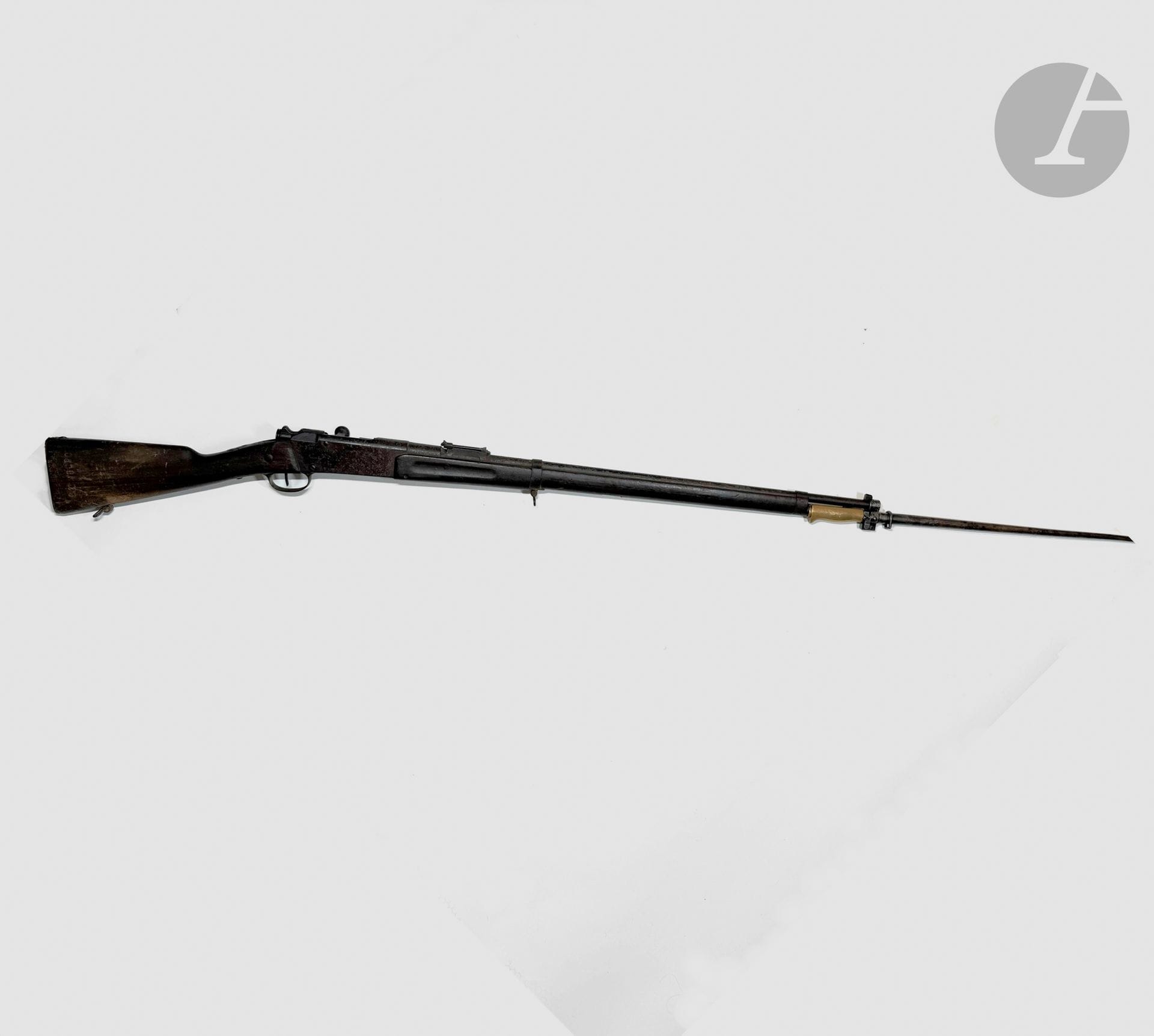 Fusil Lebel Modèle 1886 M93, calibre 8 mm
Canon avec hausse. Crosse en noyer. 
Fortes piqures et usures. Mécanique fonctionnelle. 
Avec baïonnette au modèle modifiée 15 à poignée laiton. 
Dans l’état.