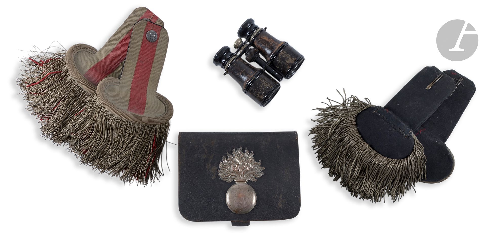 °Lot de deux paires d’épaulettes (dont une de la Gendarmerie impériale Second Empire), un coffret de giberne type Garde nationale Monarchie de Juillet et une paire de jumelles d’officier. 
A.B.E