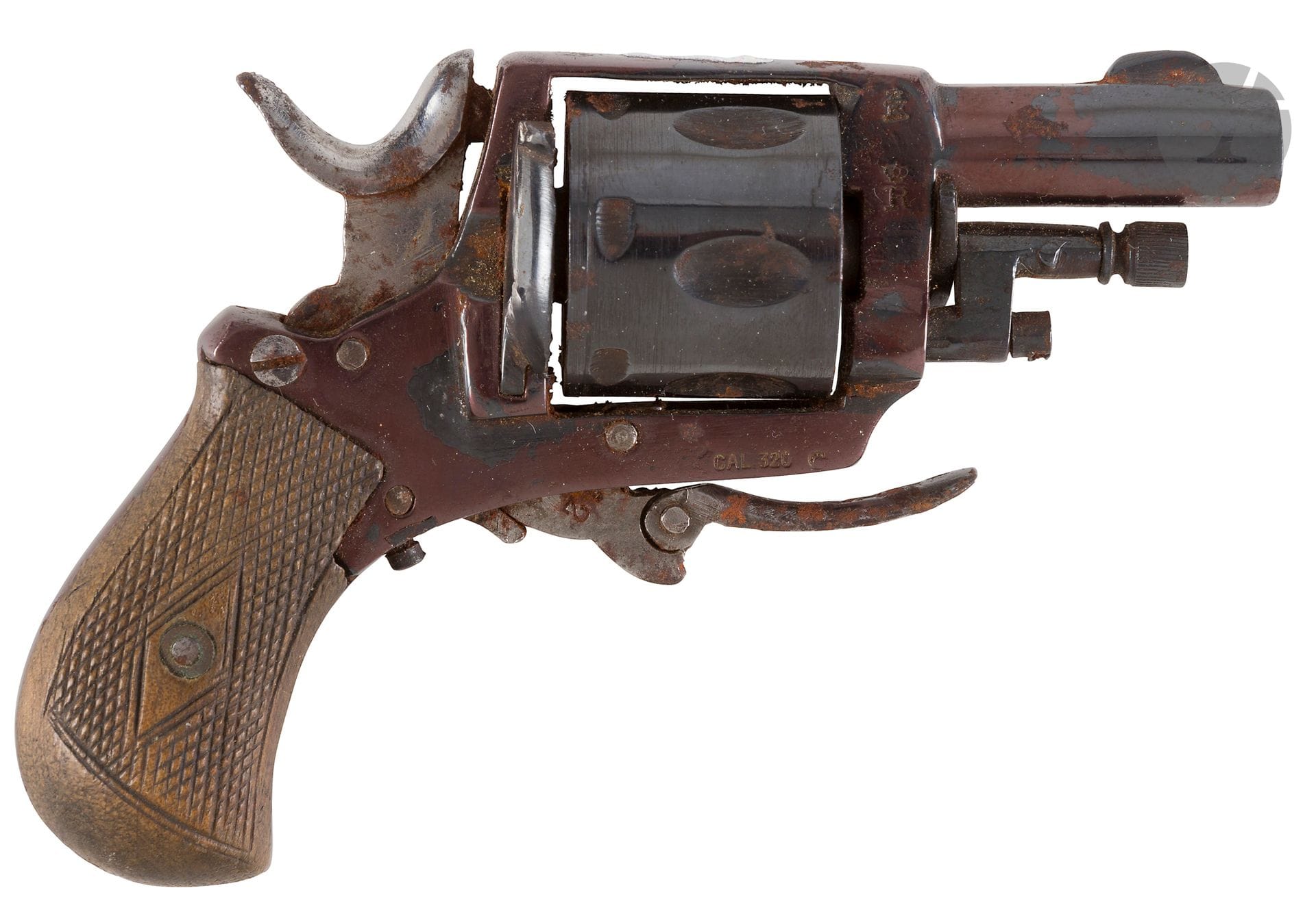 Revolver Bull Dog, 6 coups, calibre 320. 
Plaquettes de crosse en noyer quadrillé. Finition rebleuie.
E.M. (accident mécanique).