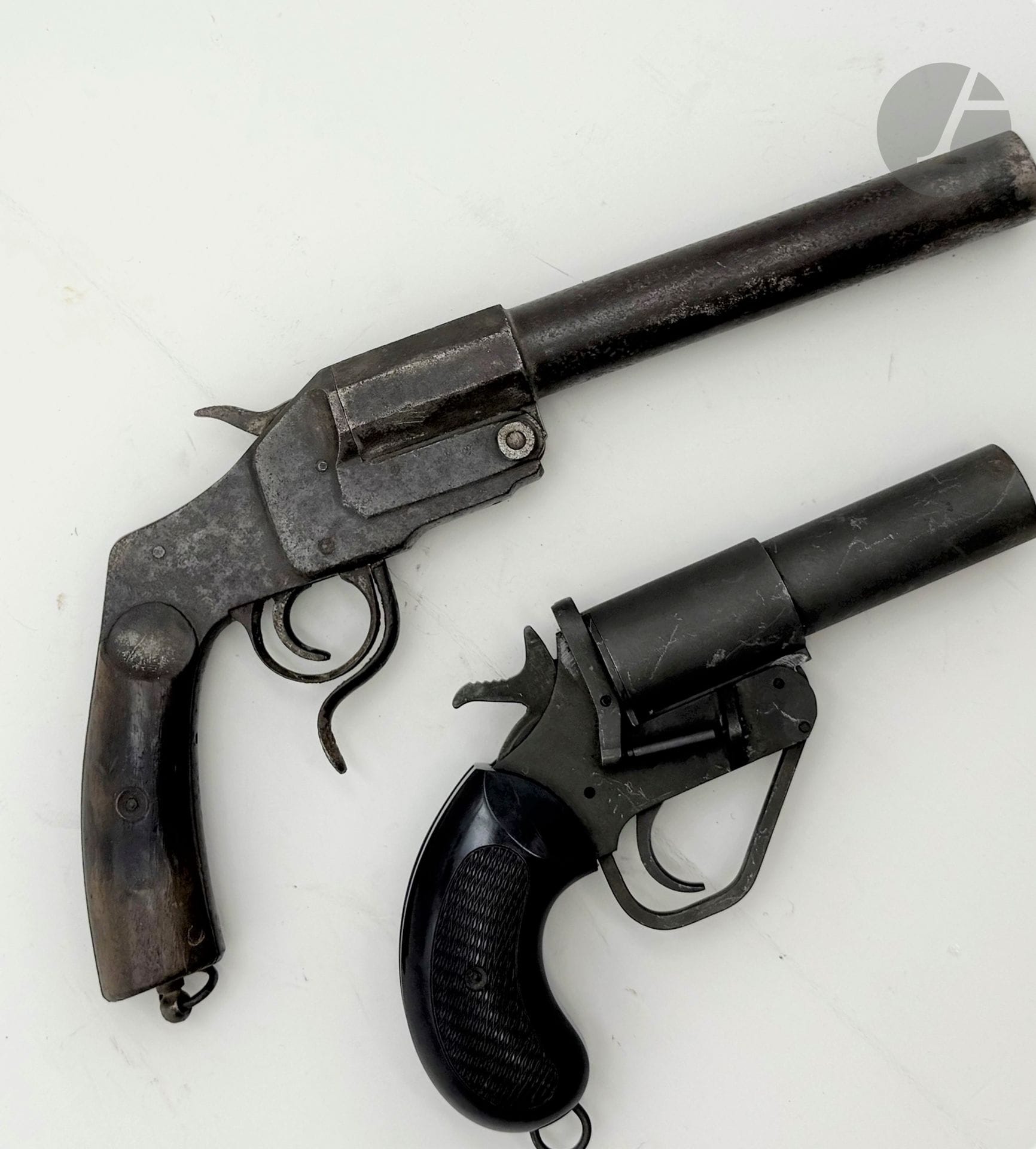 Deux pistolets signaleurs: 
- pistolet lance-fusée Hebel. Canon long. 1re G.M. 
- pyrotechnics signal pistolet. Finition phosphatée. B.E.