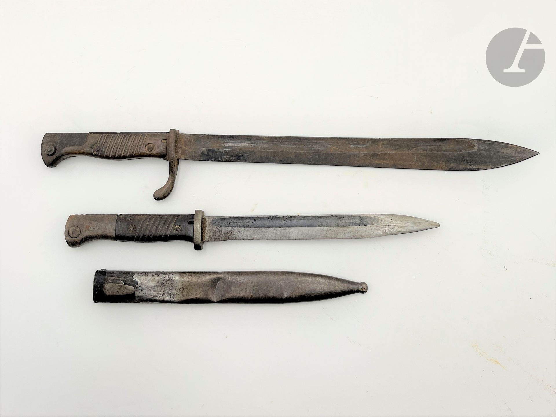 ALLEMAGNE 
Deux baïonnettes allemandes: 
- une 1884-98. Bouton poussoir modifié. E.M. 
- une 98-05. S.F.