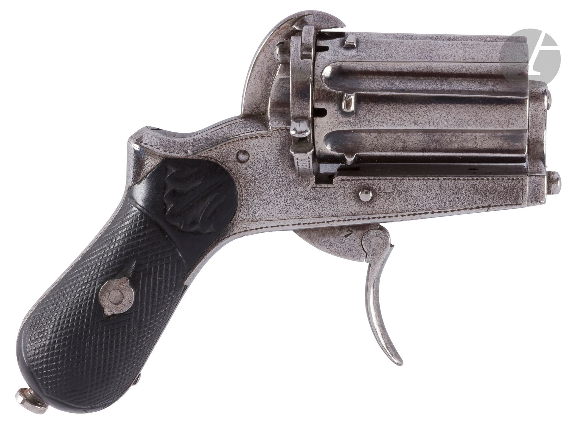 °Revolver poivrière Mariette à broche, six coups, calibre 7 mm
Barillet évidé. Bloc de six canons rayés. Chien sans crête. Détente pliante. Plaquettes de crosse en ébène quadrillé avec baguette noyée.
B.E. Vers 1870.