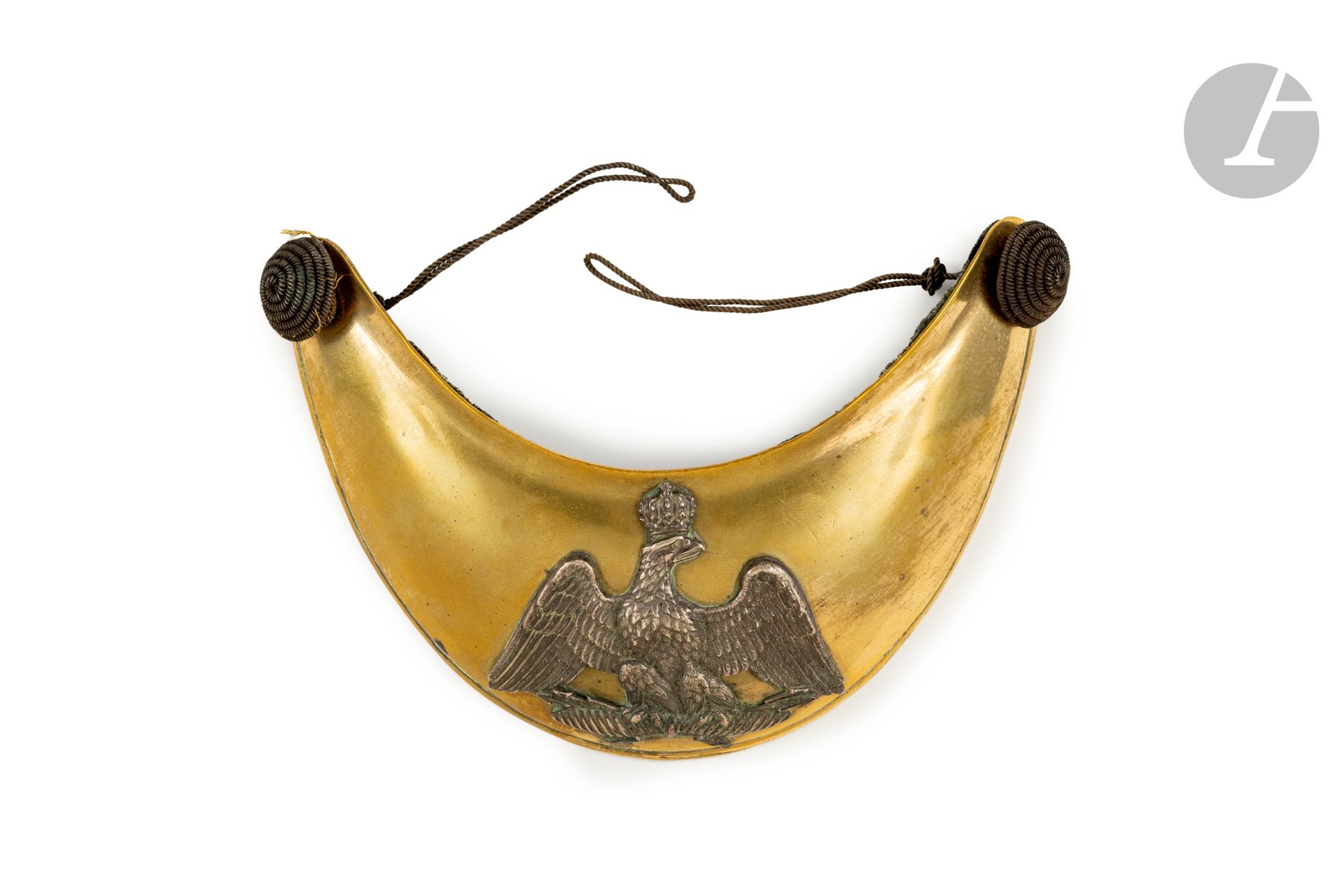 Hausse-col d'officier en laiton.
Motif à l'aigle argenté. Avec ses deux boutons.
B.E. Époque Second Empire.