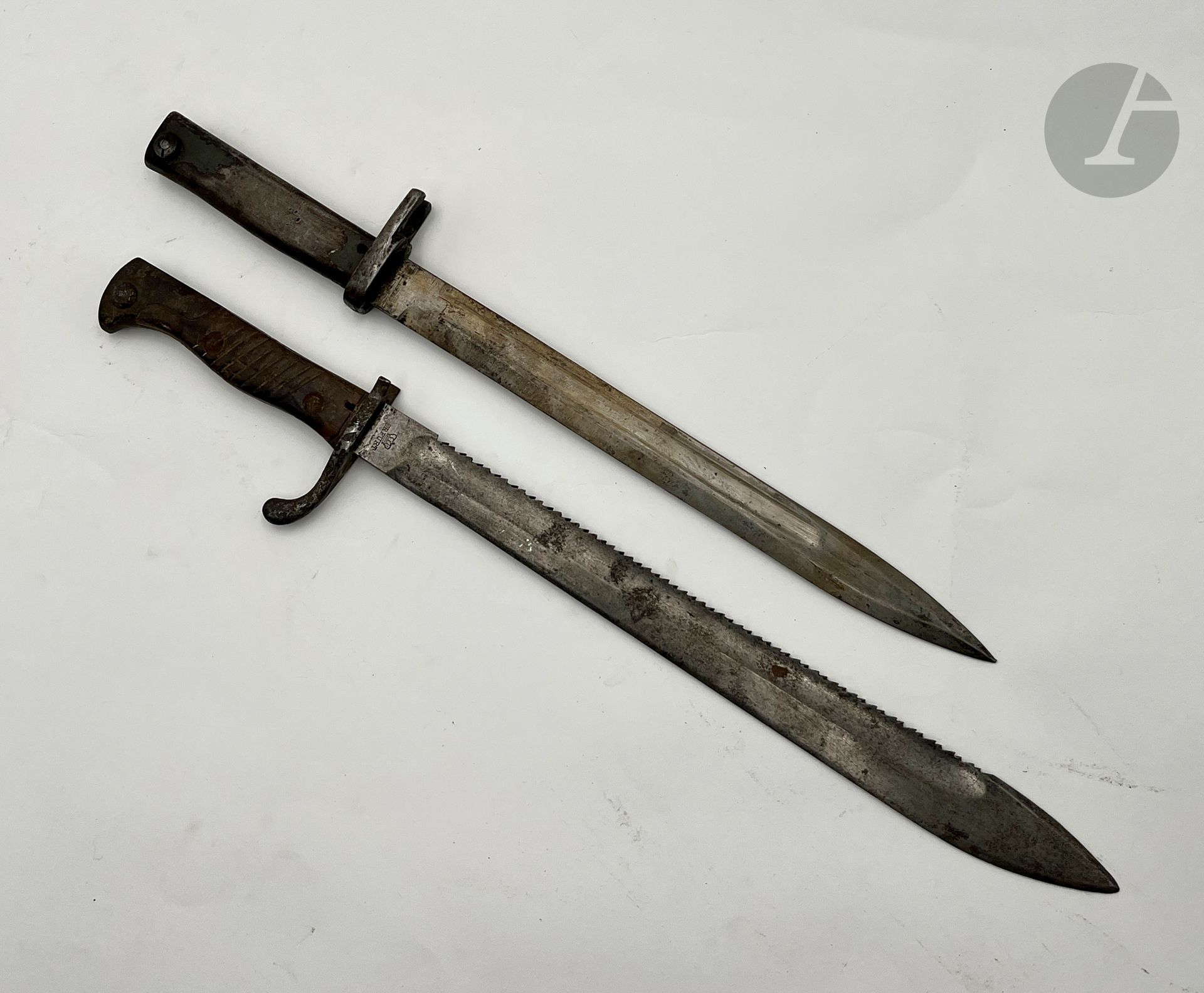 ALLEMAGNE 
Deux baïonnettes allemandes: 
- une Ersatz 1ère G.M. Poignée en fer avec restes de feldgrau. S.F. 
- une 98-05 du génie. Lame marquée Erfurt, à dos scie. S.F.
E.M.