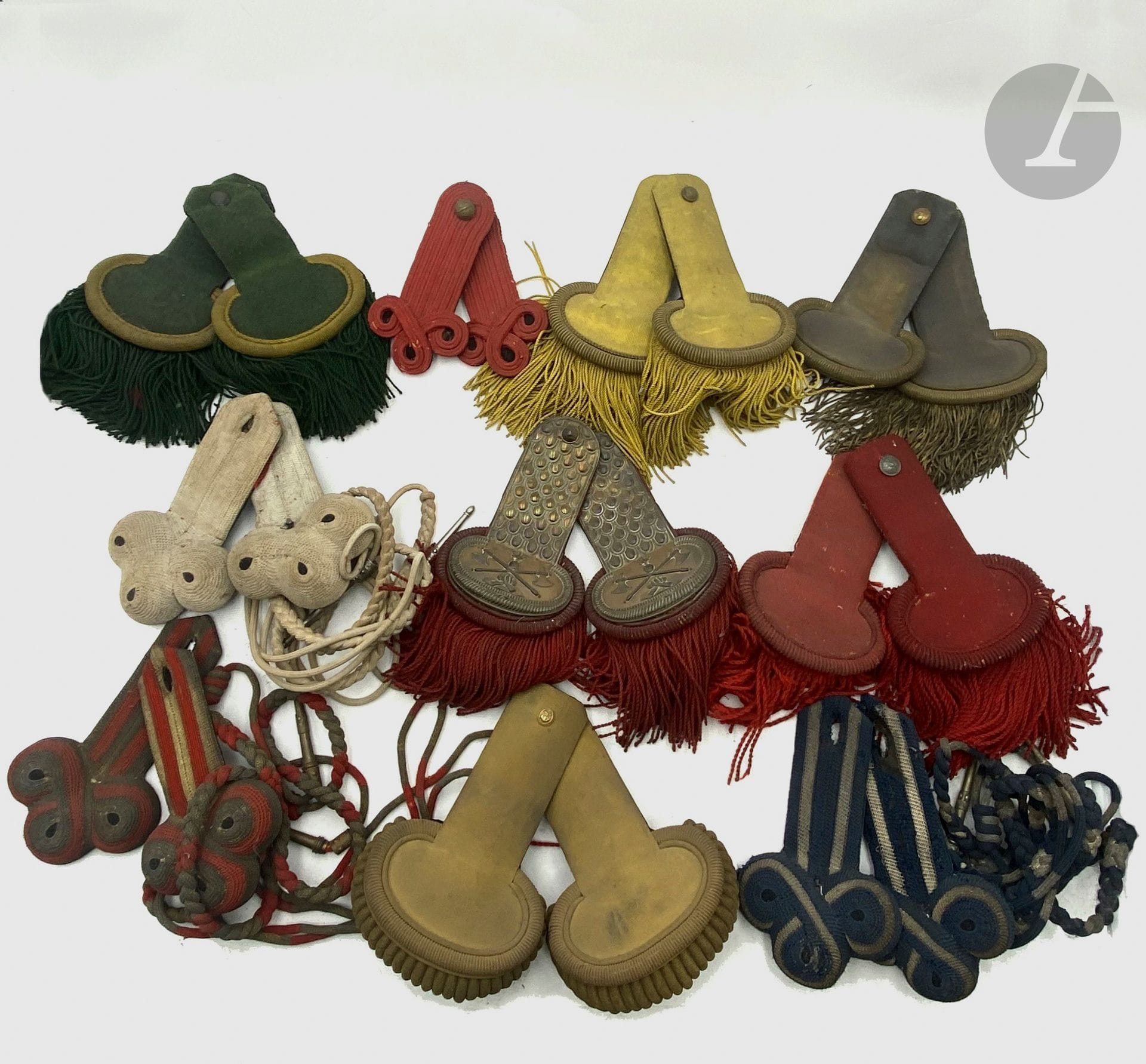 Ensemble de dix paires d’épaulettes dont:
paires d’épaulettes trèfle de gendarme, paires d’épaulettes de sapeurs-pompiers, épaulettes d’officier supérieur de marine, épaulettes trèfle d’artilleur, paire d’épaulettes de chasseurs à pied (datées 1885, avec boutons des 5e et 6e chasseurs), officier d’infanterie. 
A.B.E. IIIe République.