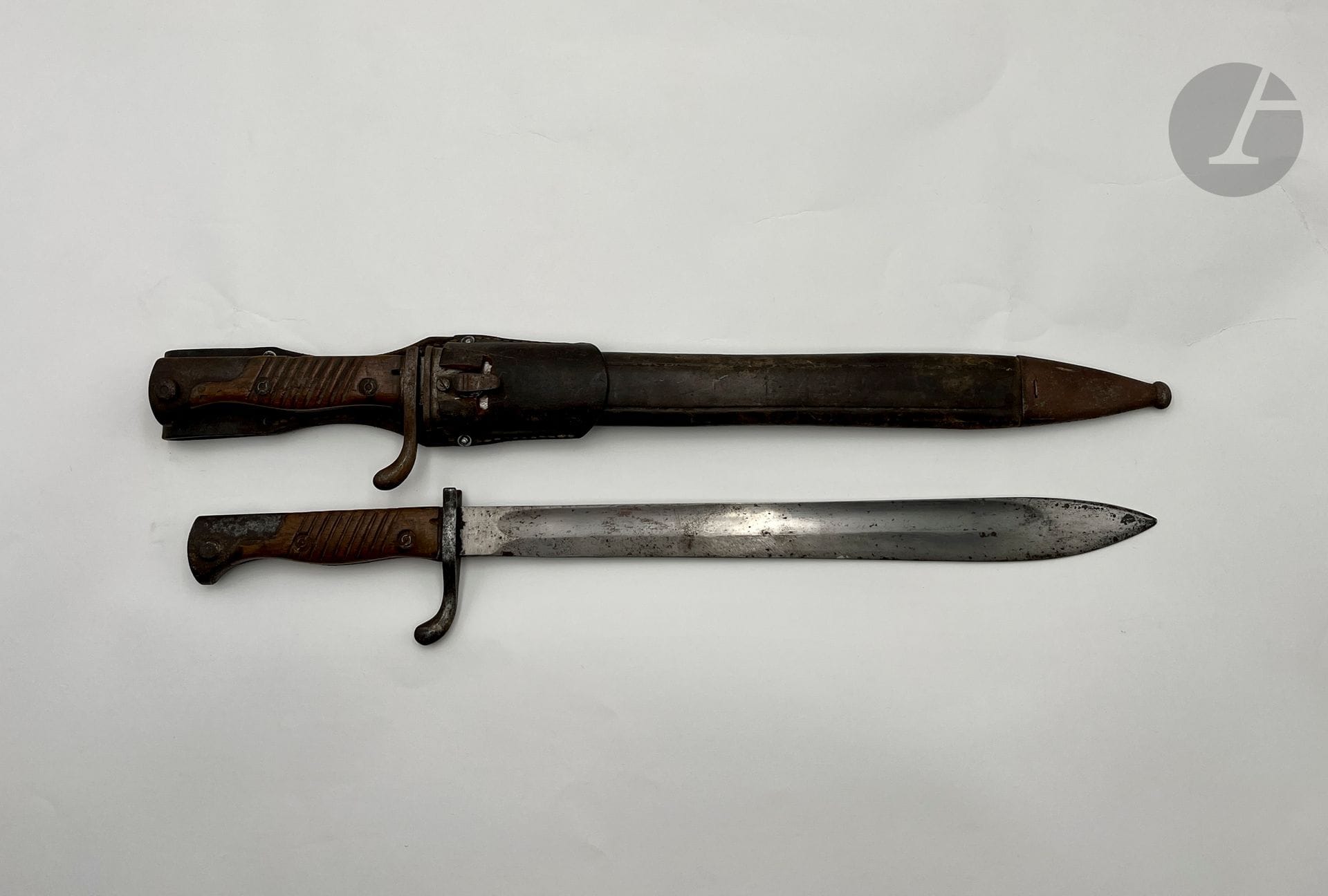 ALLEMAGNE 
Deux baïonnettes allemandes: 
- une 98-05. Bouton poussoir bloqué. E.M. S.F. 
- une 98-05. Lame de Simson & Co Suhl datée 15. Fourreau en cuir à deux garnitures en fer. Gousset en cuir.