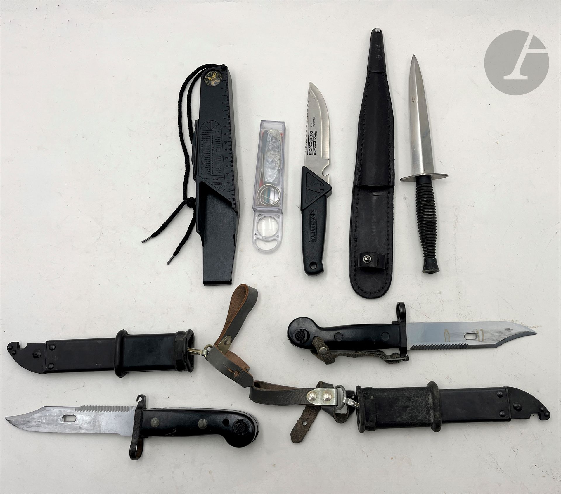 U.R.S.S. et divers 
Deux baïonnettes pour fusils AK 47. 
Lames à dos scie. 
Avec porte-fourreaux. 
B.E.
On joint un couteau de survie Marco Polo et une dague «LE COMMANDO SUPER NOGENT» avec son gousset en cuir.