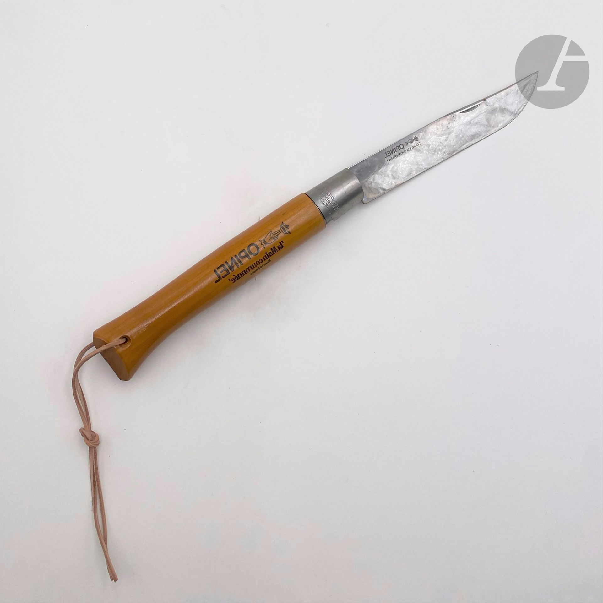 Très grand couteau pliant OPINEL n°13. 
Manche en bois. Dragonne en cuir. 
Longueur ouvert: 51 cm
Dans sa boîte.
B.E.