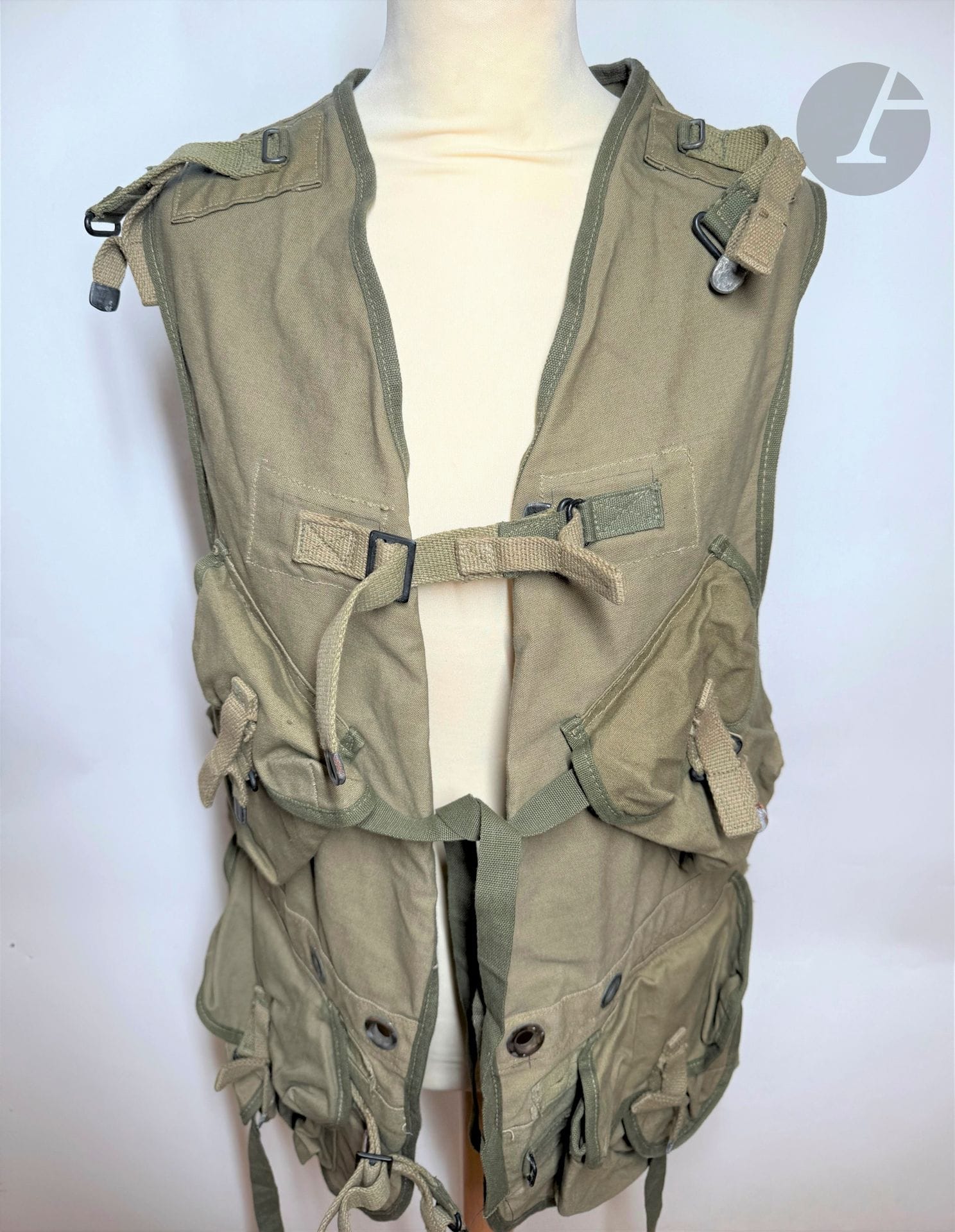 Gilet d’assaut U.S. 
En toile. Marque du fabricant «JA SHOE 1944». Taille «LARGE». 
A.B.E. 2e G.M.