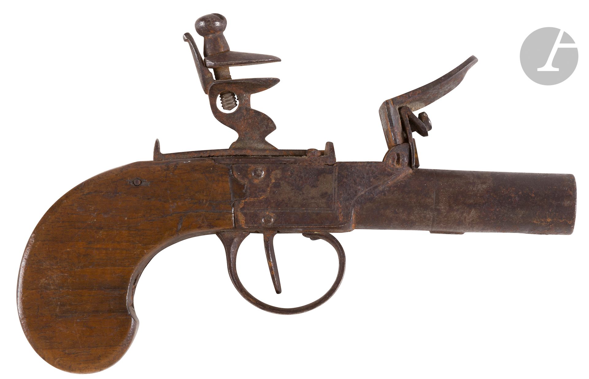Deux pistolets:
- à coffre, à silex, canon rond, crosse en noyer. Dans l’état Vers 1800-1820 (oxydation, manque une vis).
- à percussion, canon à pans, crosse en noyer. Dans l’état. Vers 1850.