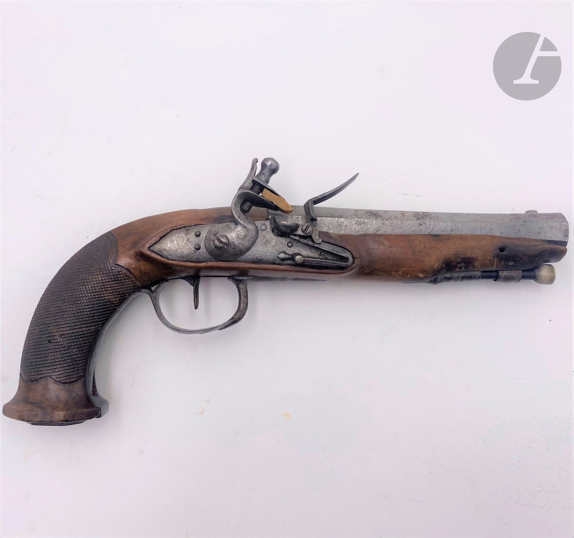 Pistolet à silex d’officier. Canon à pans. Platine et chien à corps ronds. Garnitures en fer. Crosse en noyer. Baguette e fanon.
E.M. Époque Ier Empire (accident mécanique).
On y joint un pistolet à silex moderne composite.