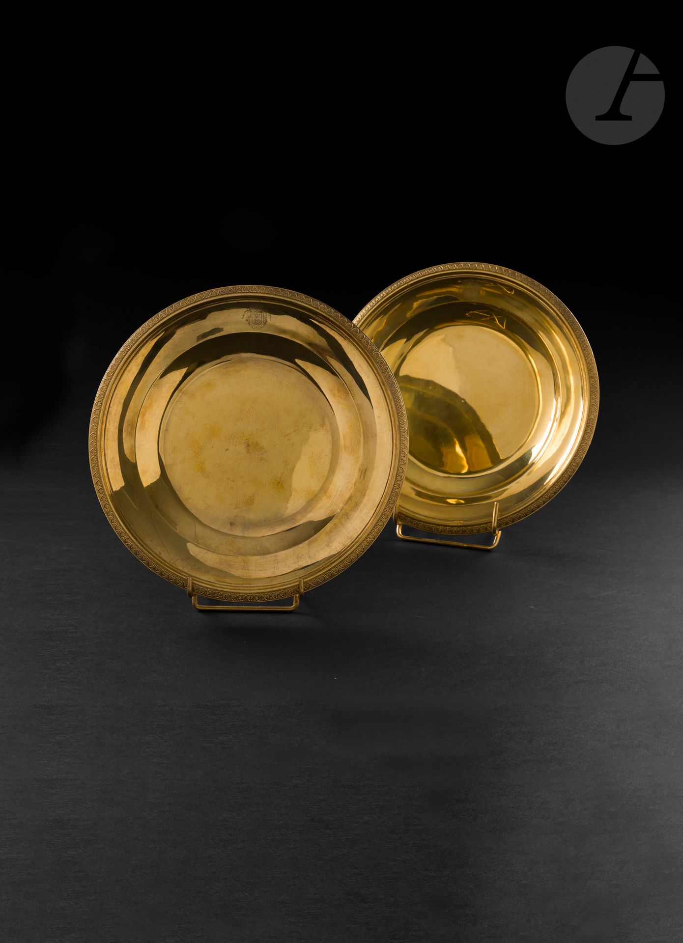 FRANCE 1798 - 1809
Paire d’assiettes à dessert en vermeil de forme ronde bordées de rais de cœur gravées sur le marli aux armes du Prince Camille et de Pauline Borghèse. Ce service composé de 1800 pièces aurait été offert par son frère Napoléon Bonaparte en 1803 pour leur mariage. 
Orfèvre : Martin-Guillaume BIENNAIS, BIENNAIS en toutes lettres sur une des deux assiettes, poinçon d’orfèvre dans un losange.
Poinçon de la garantie des orfèvres, repoinçonnée au charançon lors de la vente du service en 1892
Poids : 1085 g - diamètre : 23,7 cm