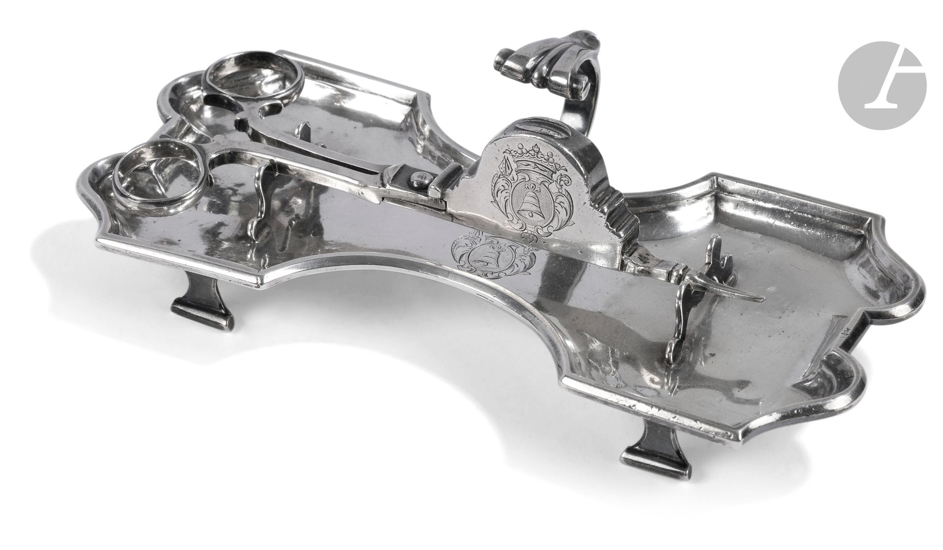 TOULOUSE 1730 (lettre F) et 1731 (lettre G)
Porte-mouchettes et ses mouchettes en argent, gravés aux armes de François La Coste (1686-1751), abbé commanditaire de l’Abbaye de Saint-Amand-de-Coly. Le plateau, de forme rectangulaire violonée repose sur quatre pieds, la prise est à enroulement.
Maître orfèvre : Pierre BECANE, reçu en 1715, décédé en 1749
Poids : 352 g - longueur : 20,6 cm
Poinçons : au revers des porte-mouchettes, à l’intérieur des mouchettes et au revers de celles-ci du poinçon du maître orfèvre

Remerciements à Nicolas Filatoff qui a identifié les armoiries.